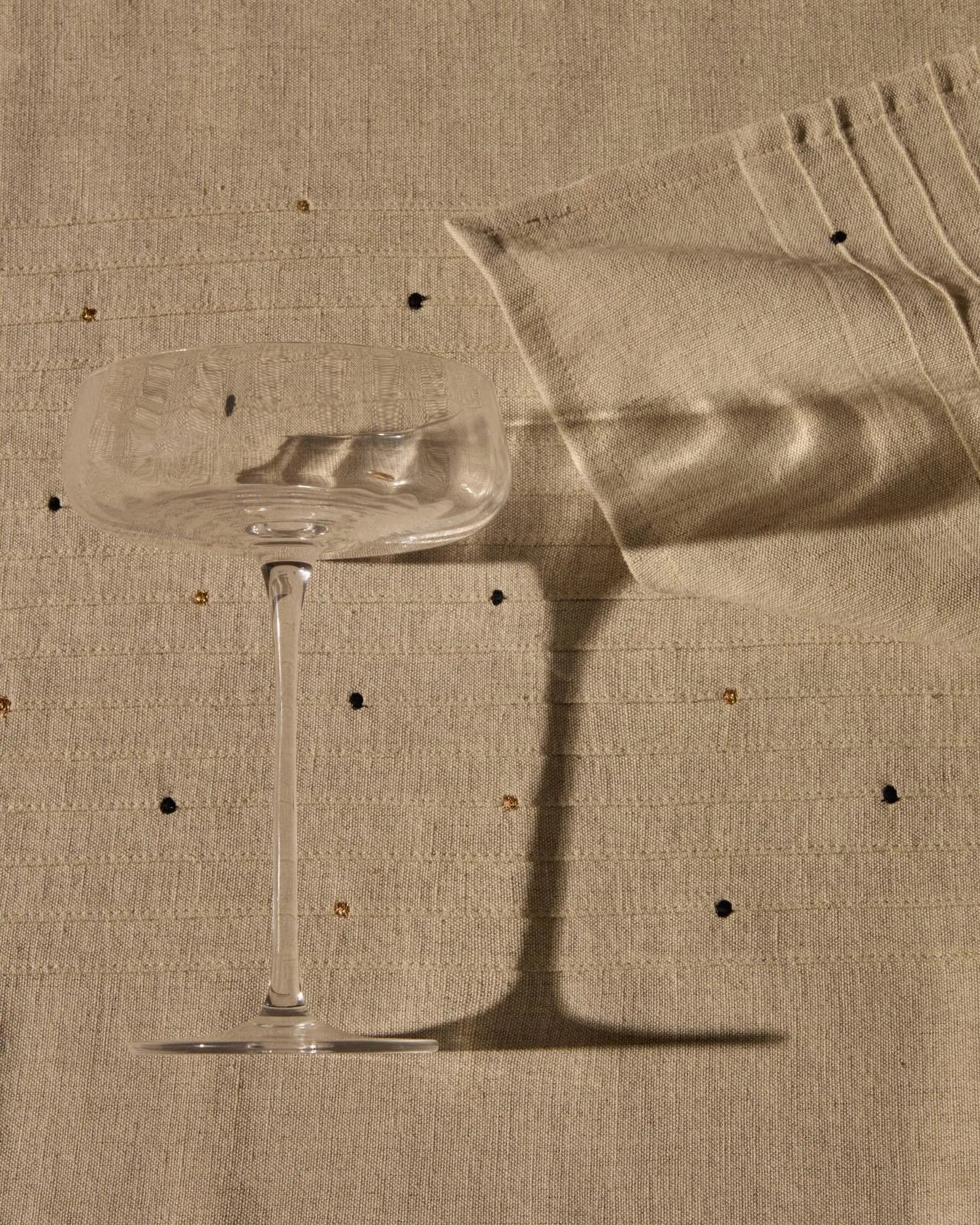 Das Sektglas Mimba von Kave Home: Eleganz und Robustheit vereint, ideal für stilvolle Anlässe.