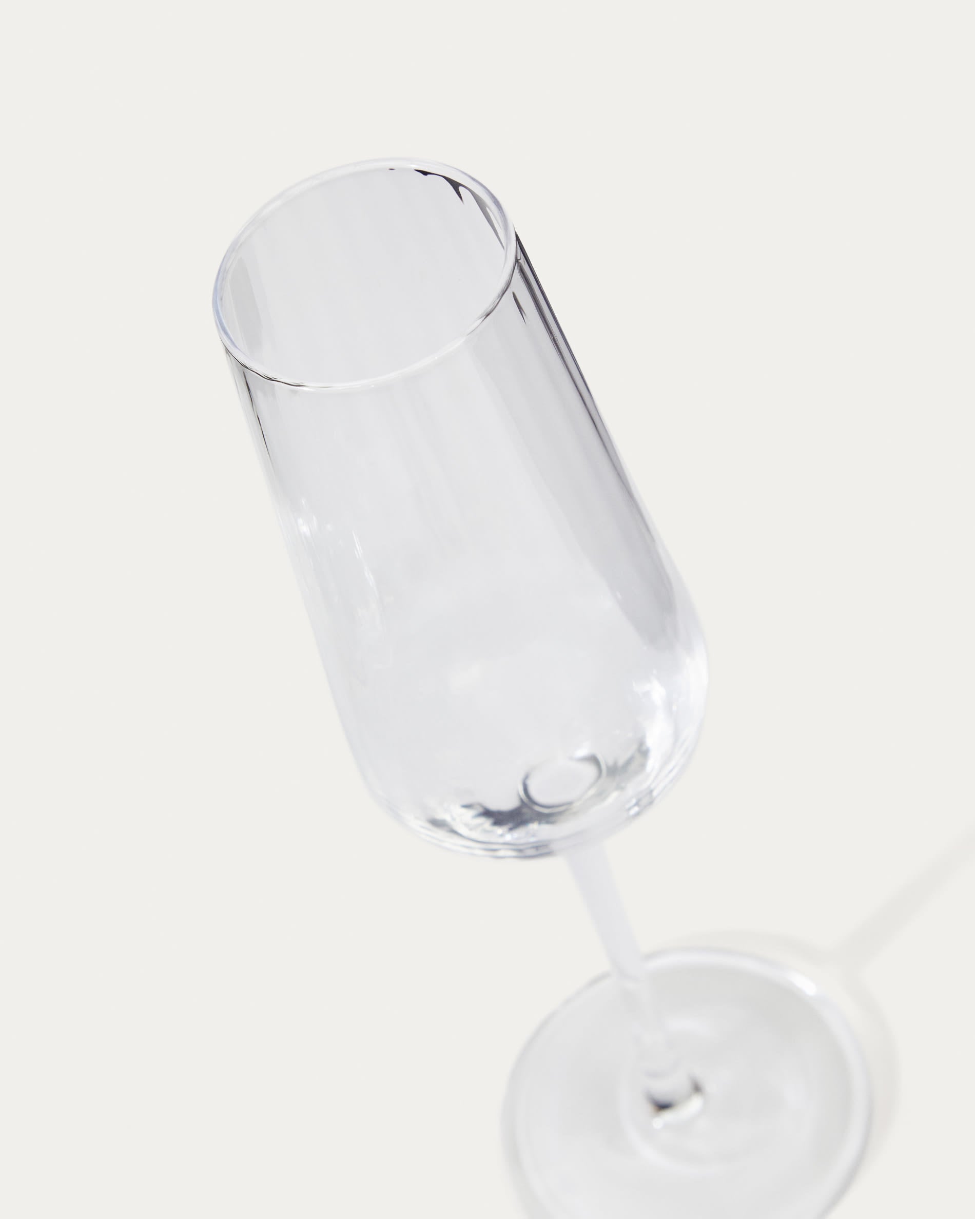 Das Mimba Sektglas von Kave Home, 26 cl, aus klarem Glas, bietet Eleganz und Stil für besondere Momente und prickelnde Getränke.