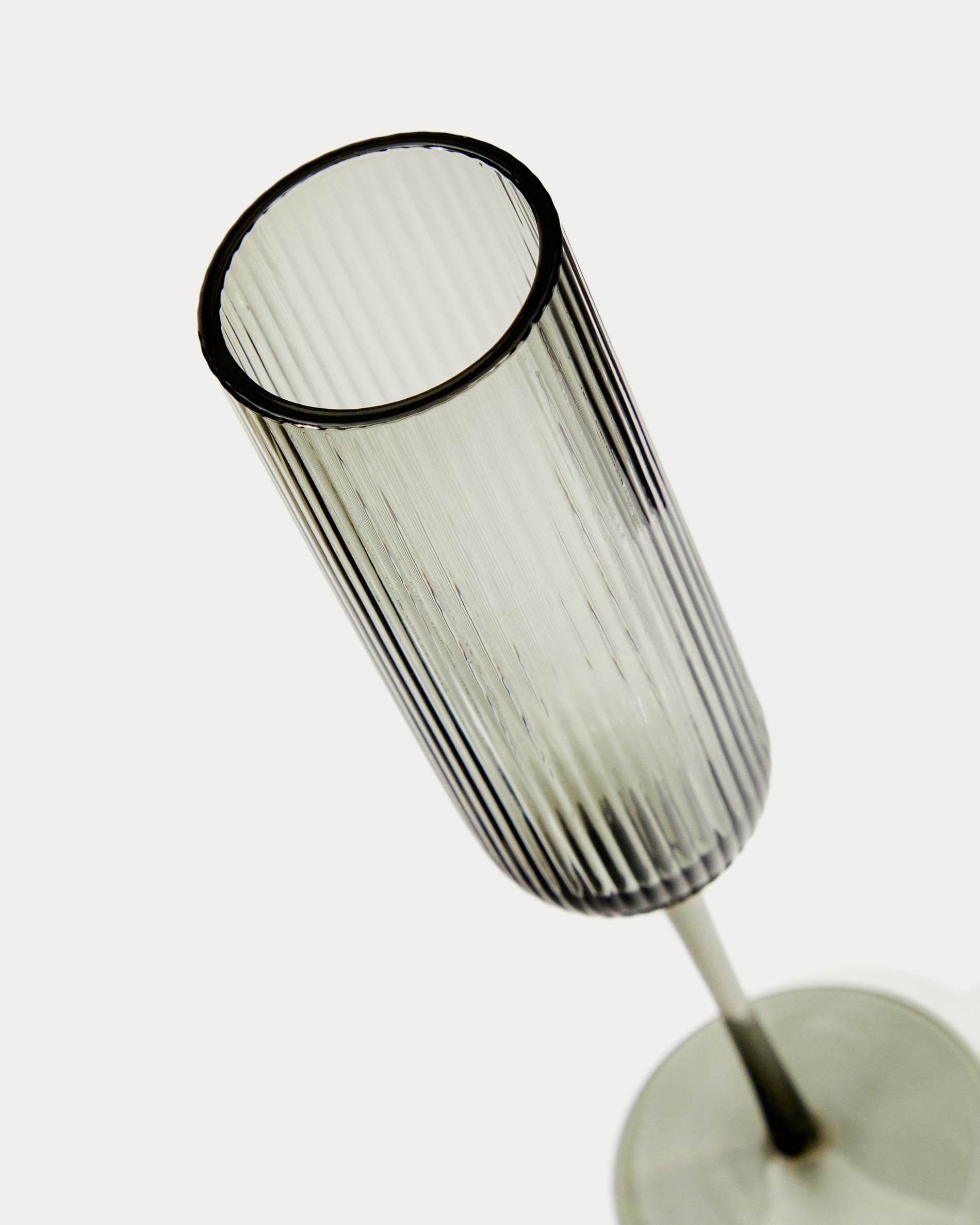 Entdecken Sie das stilvolle Sektglas Thiba von Kave Home. Mit 14 cl Fassungsvermögen und eleganter grauer Tönung ideal für besondere Anlässe.