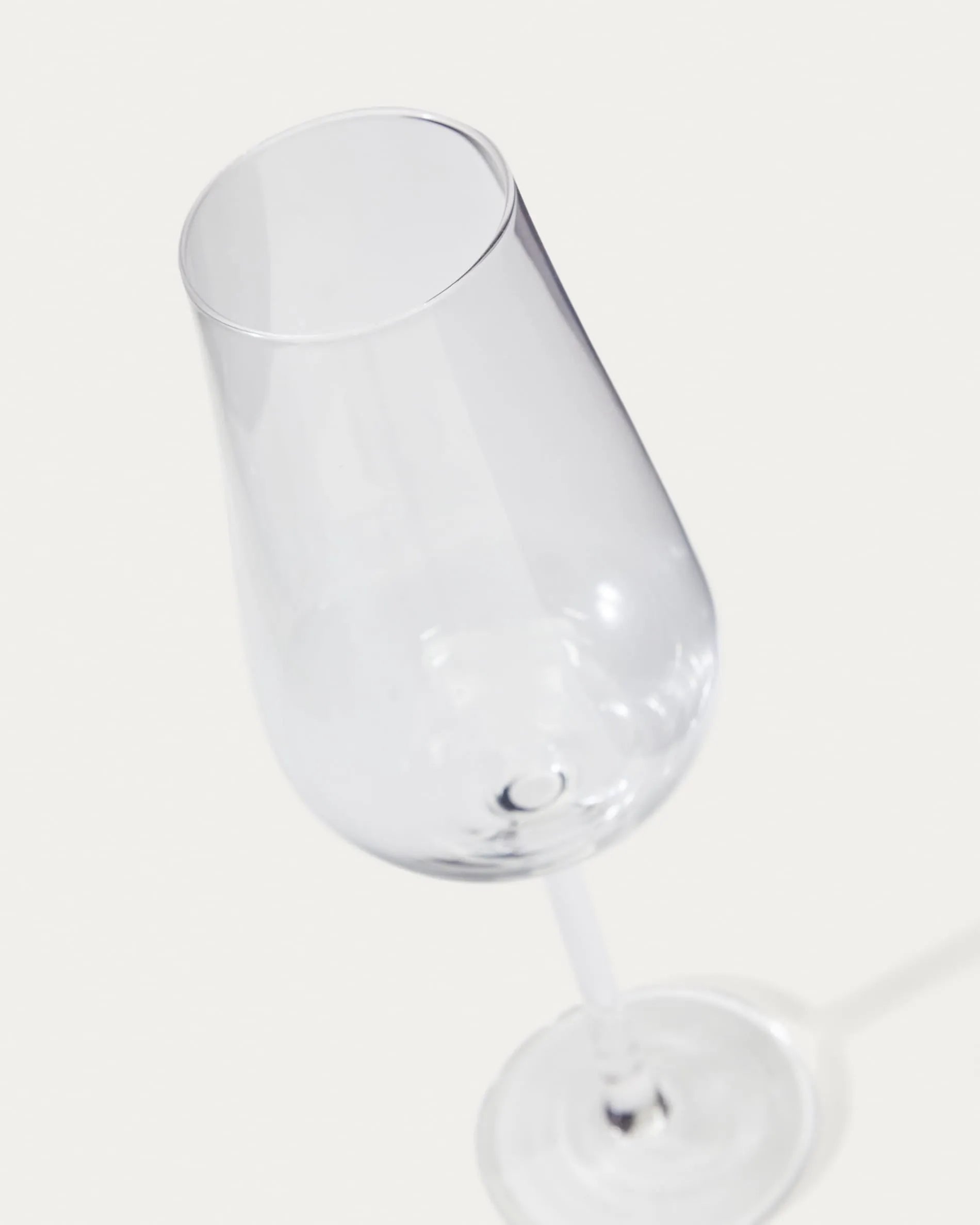 Elegantes Sektglas aus Klarglas, 26 cl, mit harmonischem Design und einzigartiger Glas-Stein-Haptik.