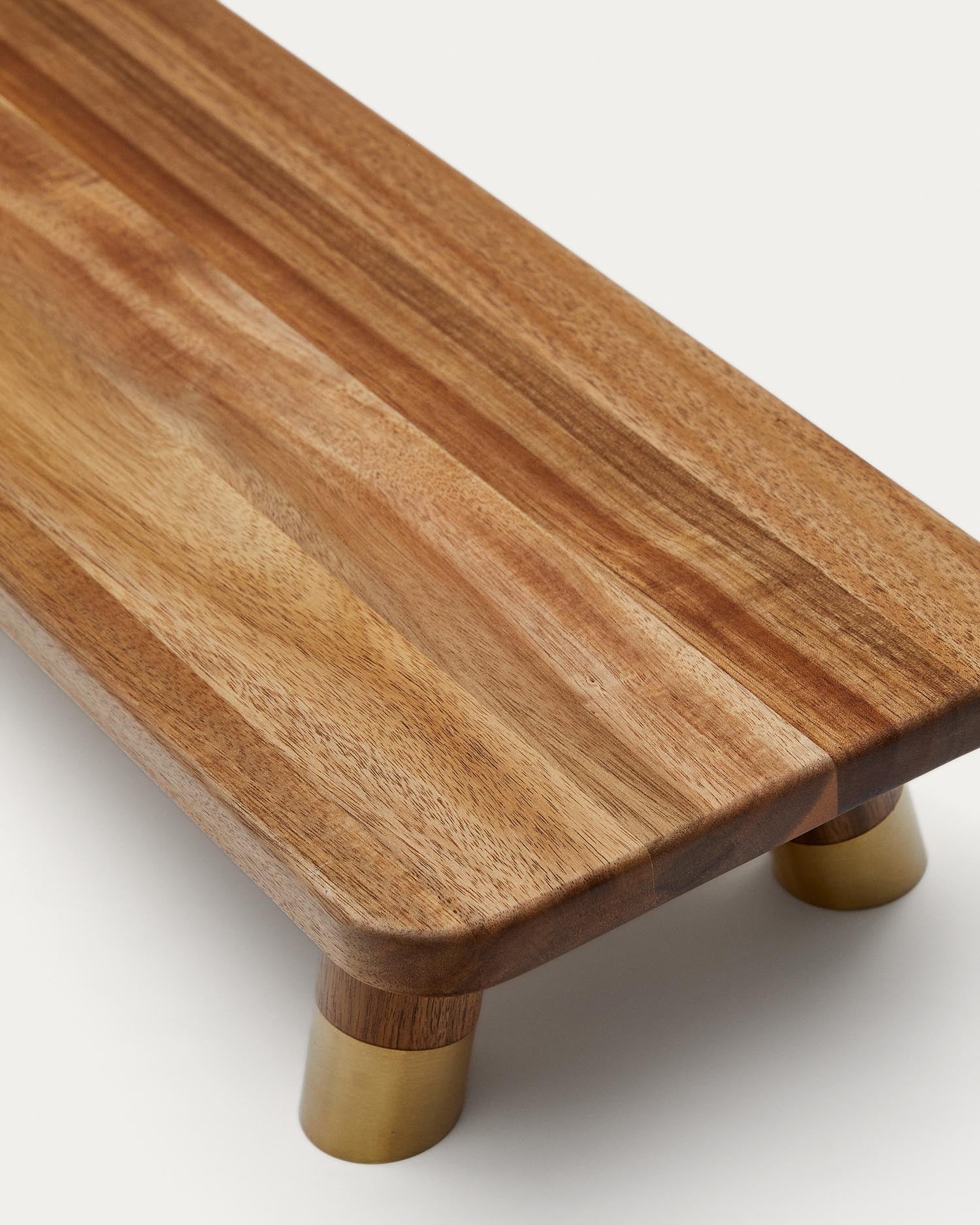 Großes Sataya Servierbrett aus 100% FSC-zertifiziertem Akazienholz von Kave Home, ideal für stilvolles Servieren und Präsentieren.