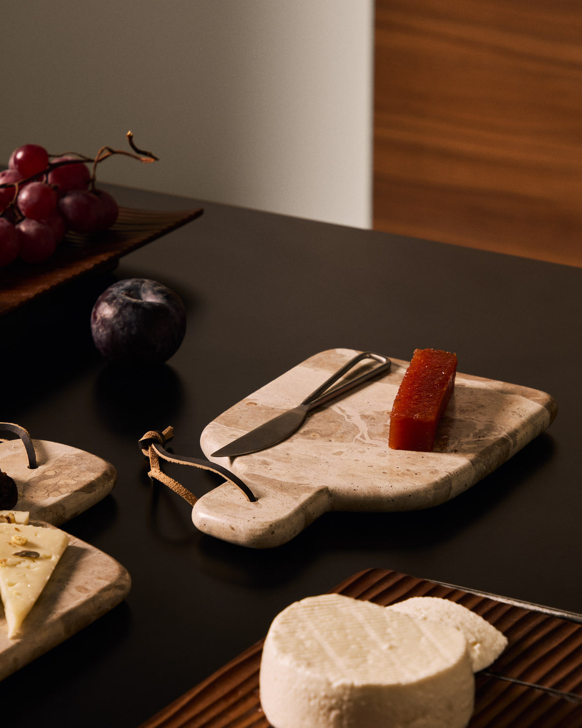 Set aus Schneidebrett klein und Emilse Messer aus Marmor beige in Beige präsentiert im Onlineshop von KAQTU Design AG. Schneidebrett ist von Kave Home