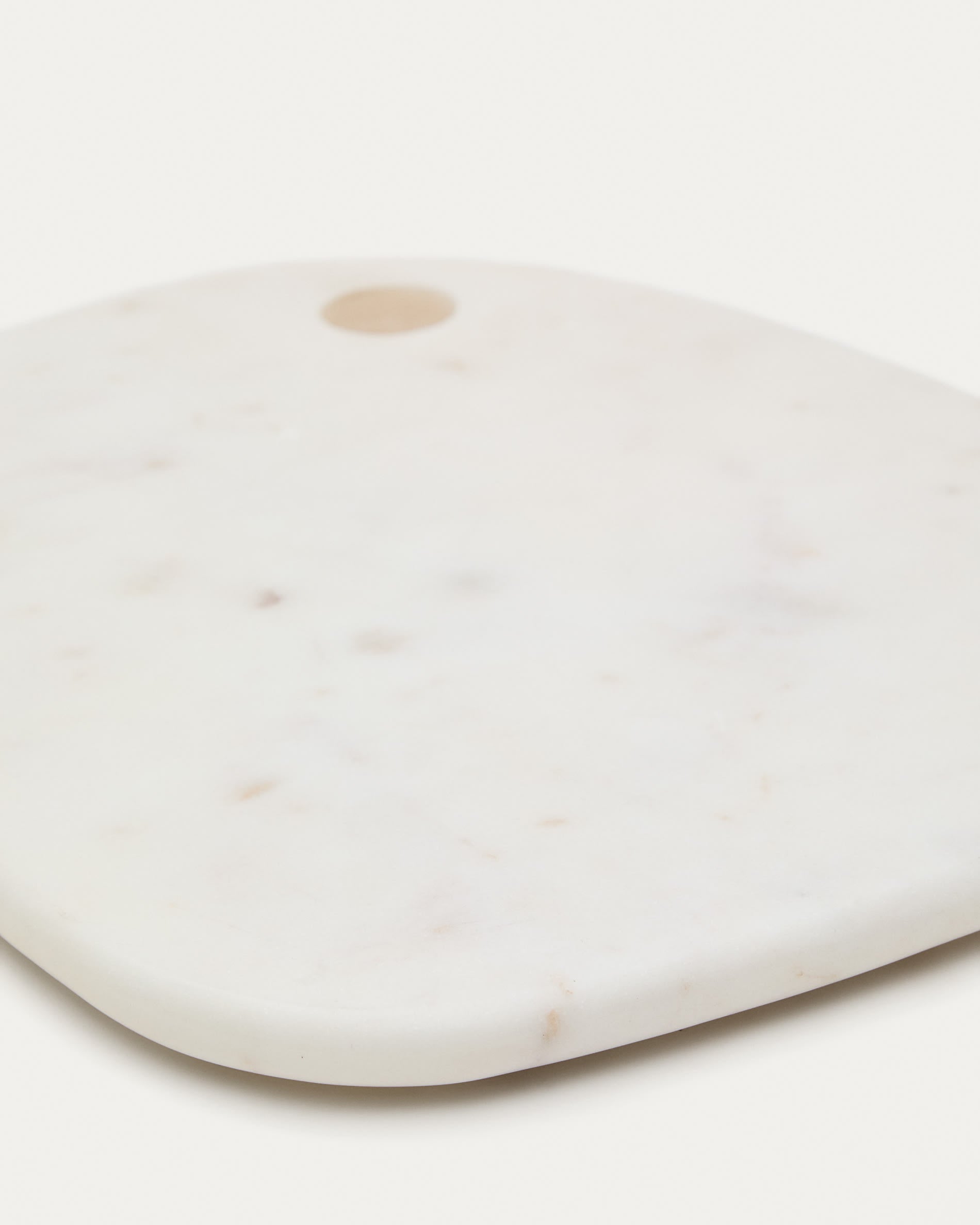 Serviertablett Odar aus weissem Marmor in Weiss präsentiert im Onlineshop von KAQTU Design AG. Tablett ist von Kave Home