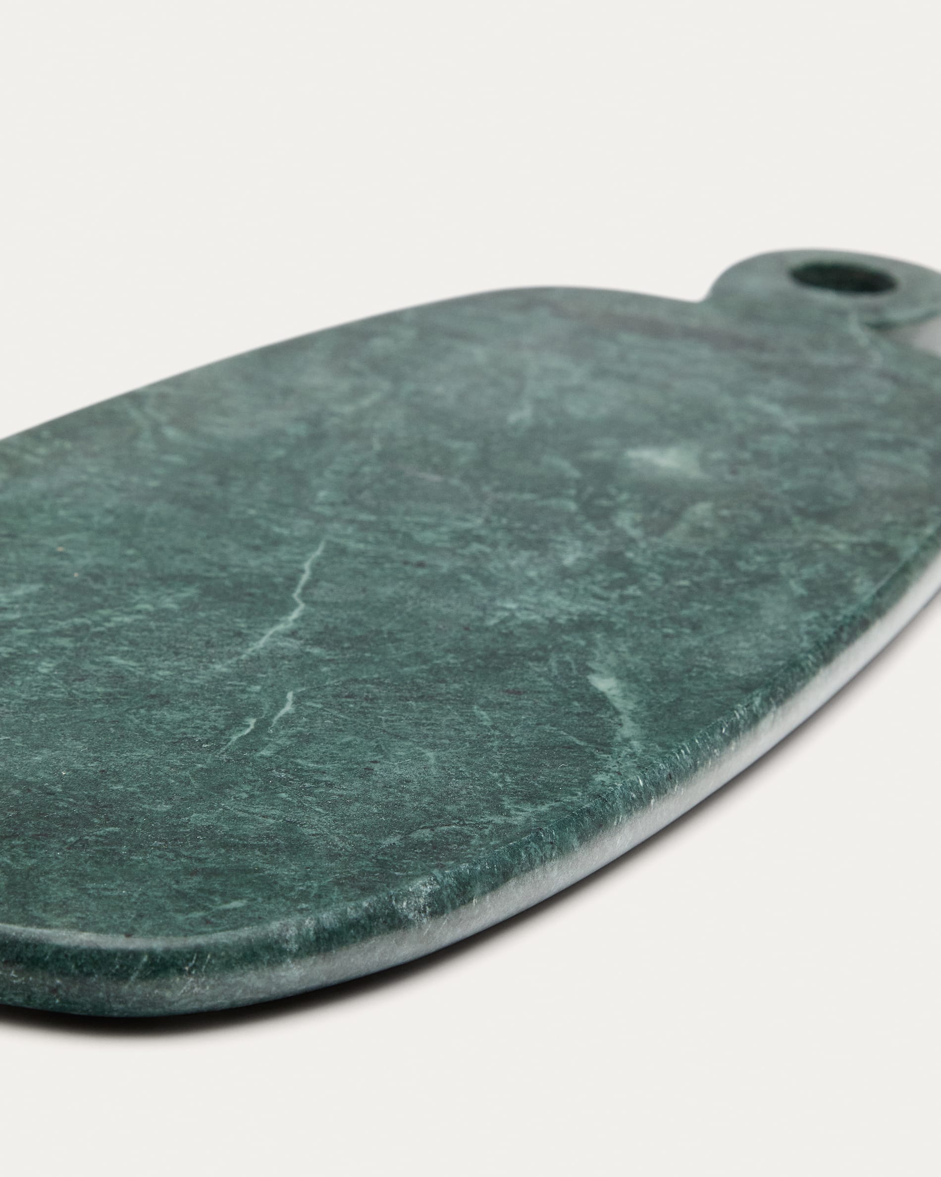 Serviertablett Odar aus grünem Marmor in Schwarz präsentiert im Onlineshop von KAQTU Design AG. Tablett ist von Kave Home