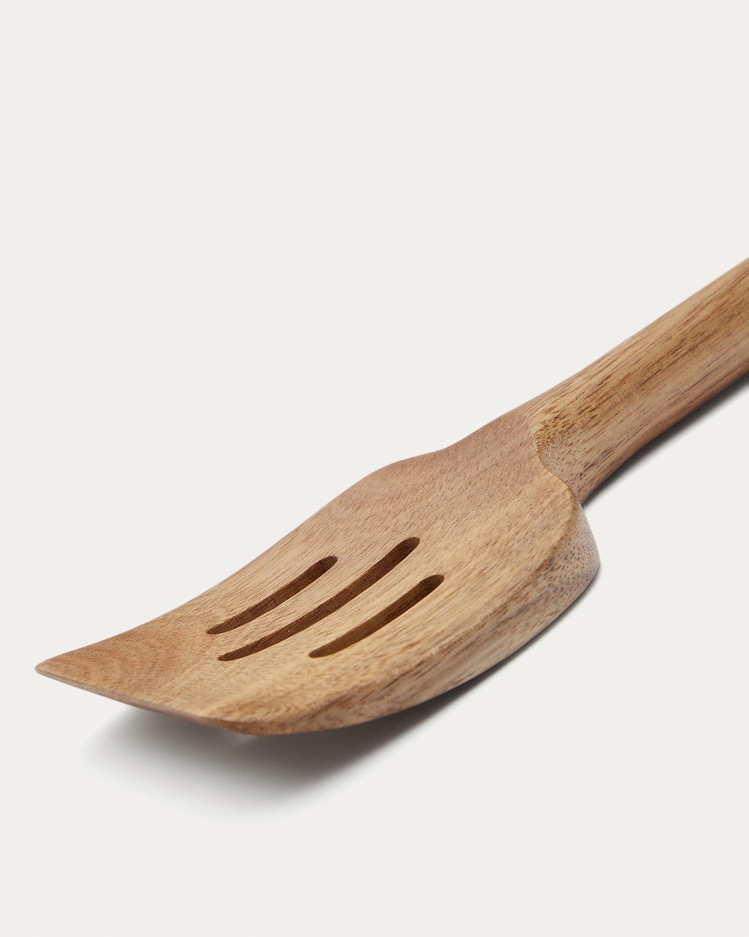 Sataya Pfannenwender mit Löchern aus FSC 100% Akazienholz in Braun, Gold präsentiert im Onlineshop von KAQTU Design AG. Kochbesteck ist von Kave Home
