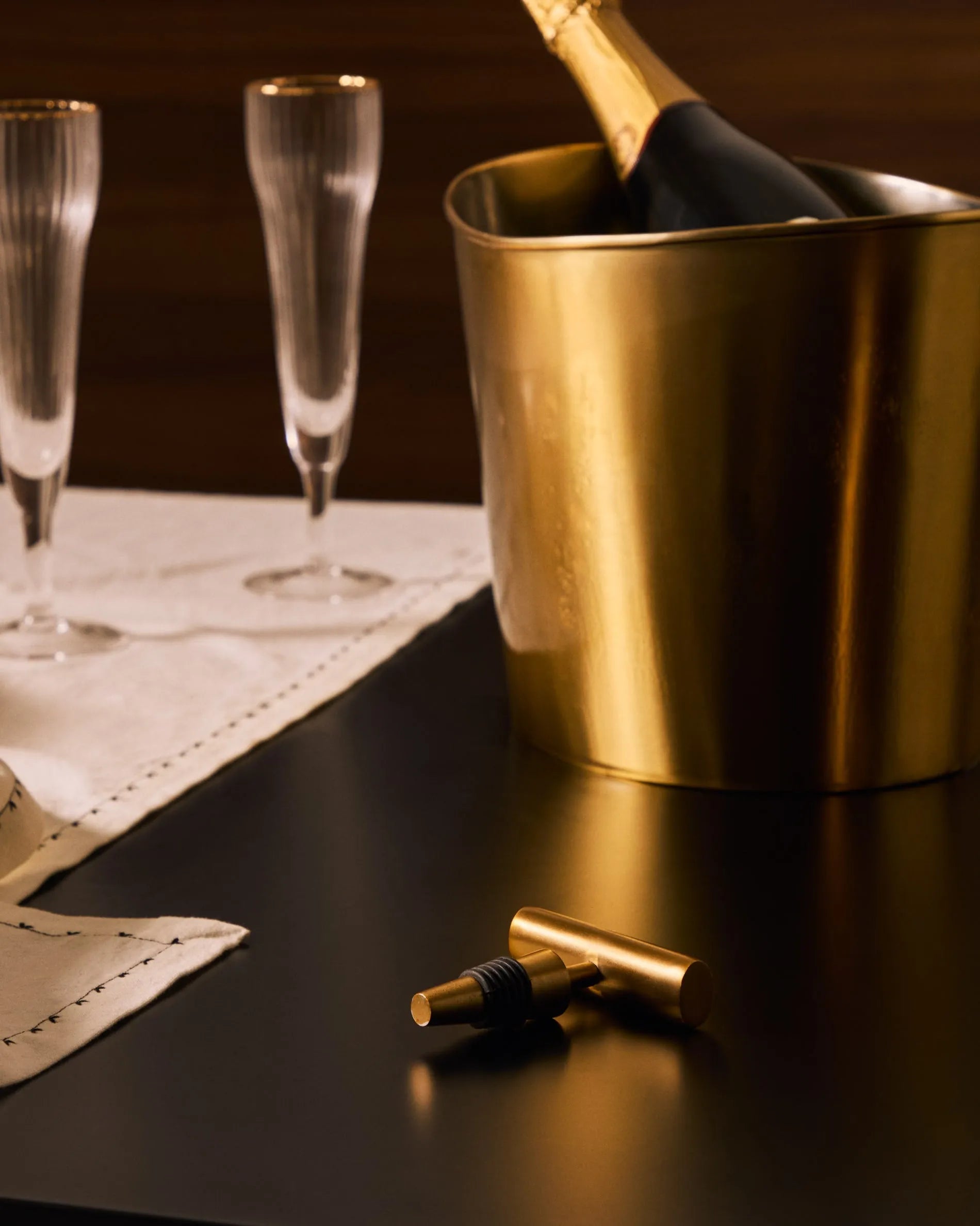 Eleganter Eiskühler aus goldfarbenem Edelstahl, ideal für Flaschen. Stilvolles Design von Kave Home für besondere Anlässe.