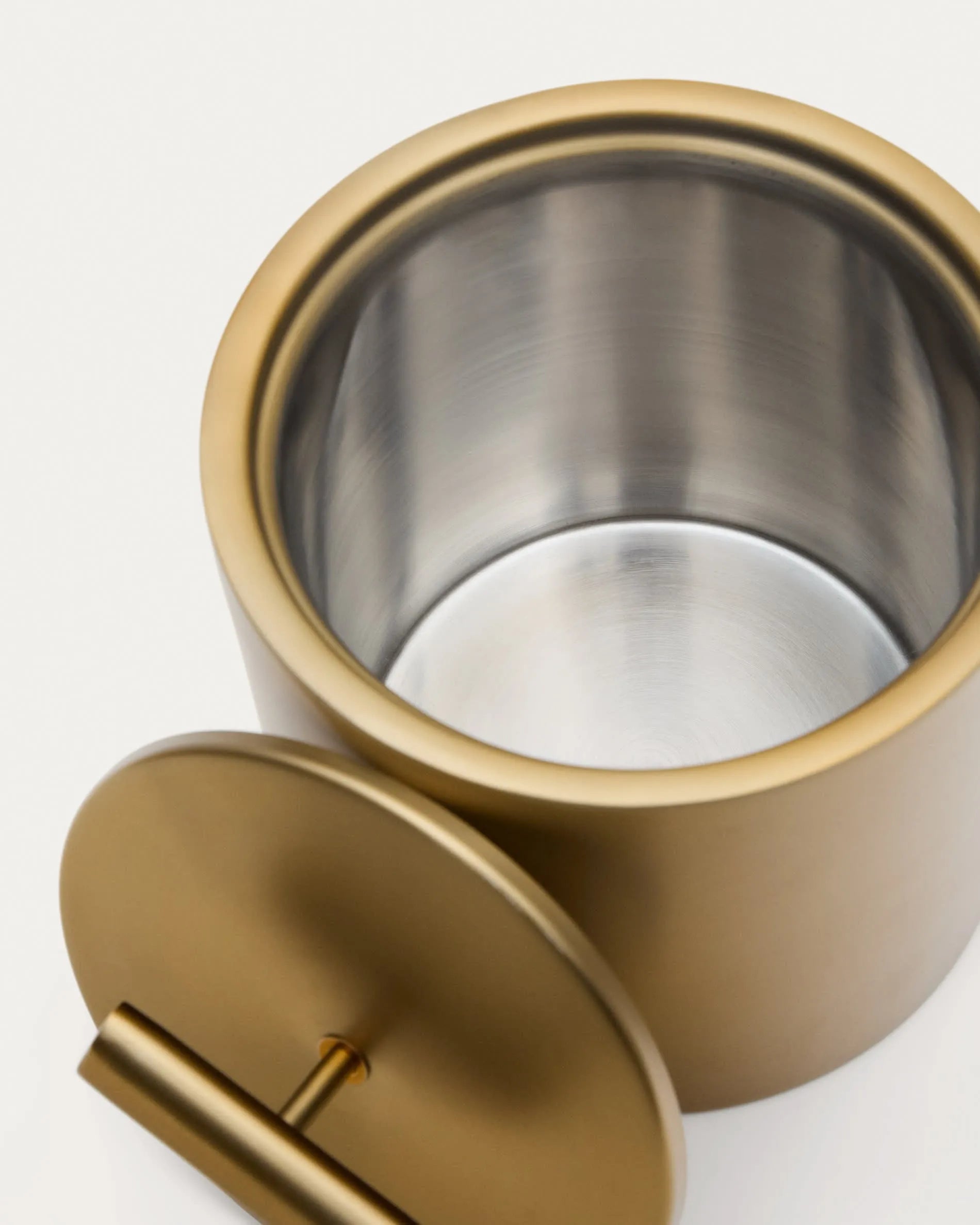 Luxuriöser Eiskühler aus goldfarbenem Edelstahl mit Holzdetails, ideal für stilvolle Anlässe und elegante Tischdekorationen.