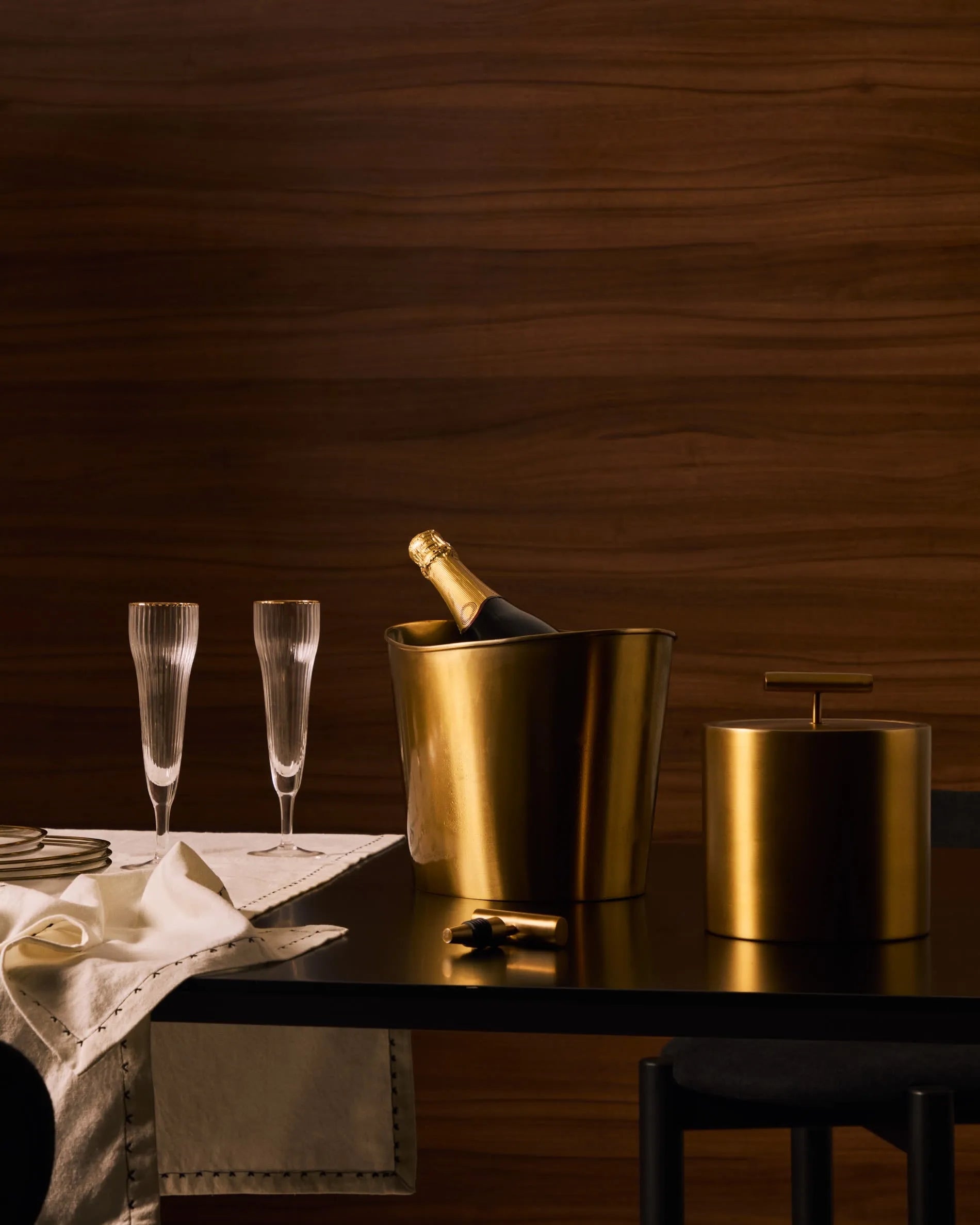 Luxuriöser Eiskühler aus goldfarbenem Edelstahl mit Holzdetails, ideal für stilvolle Anlässe und elegante Tischdekorationen.