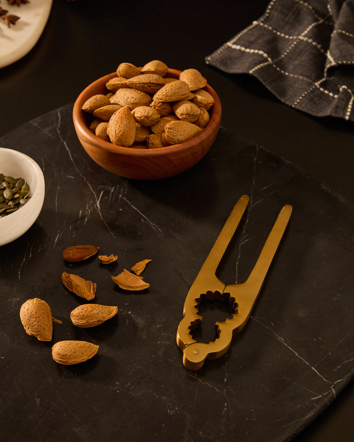 Nussknacker Blisk aus goldfarbenem Edelstahl in Gold präsentiert im Onlineshop von KAQTU Design AG. Küchenhelfer ist von Kave Home