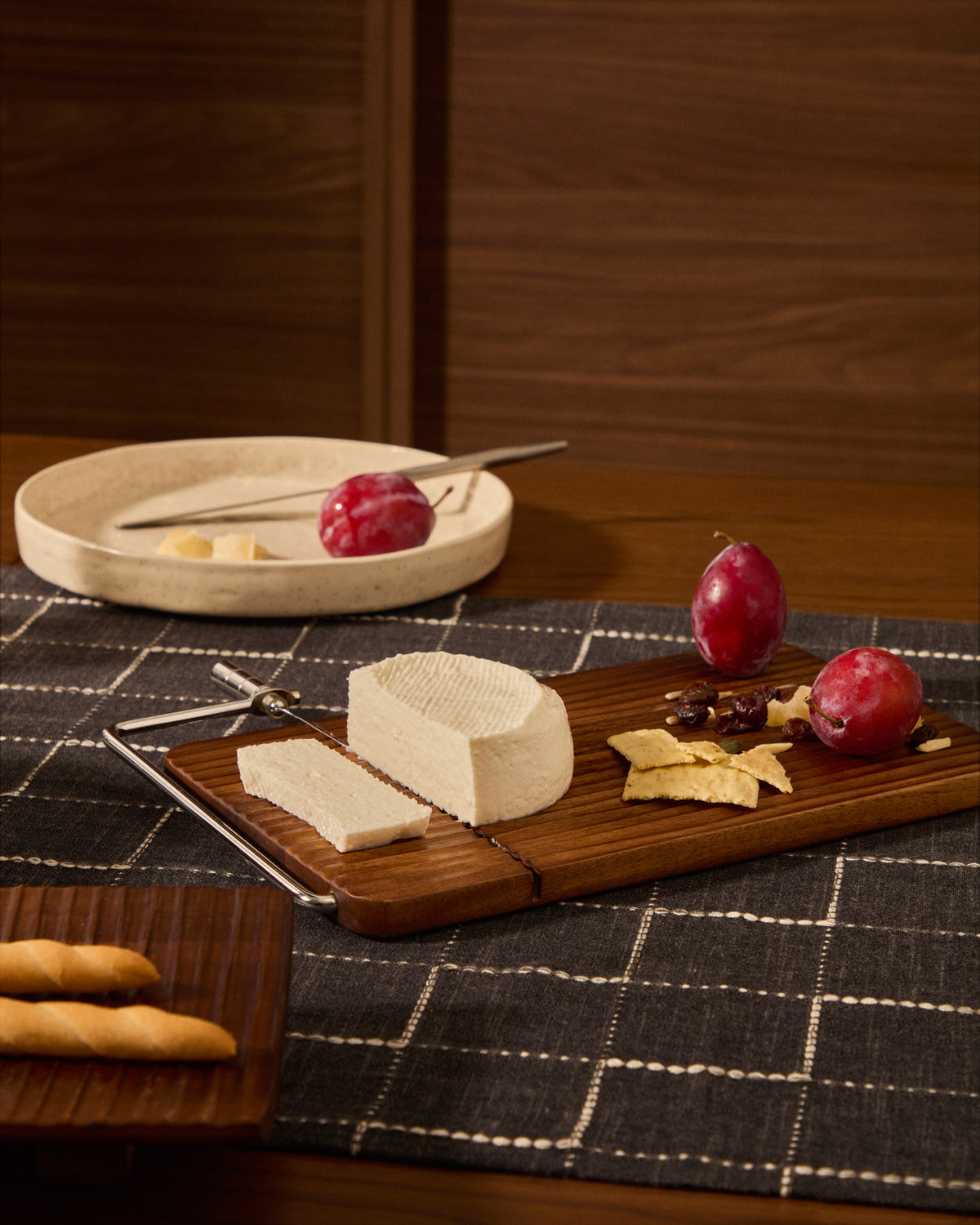 Käseschneidebrett Rommu aus Akazienholz FSC 100% in Braun präsentiert im Onlineshop von KAQTU Design AG. Käsezubehör ist von Kave Home