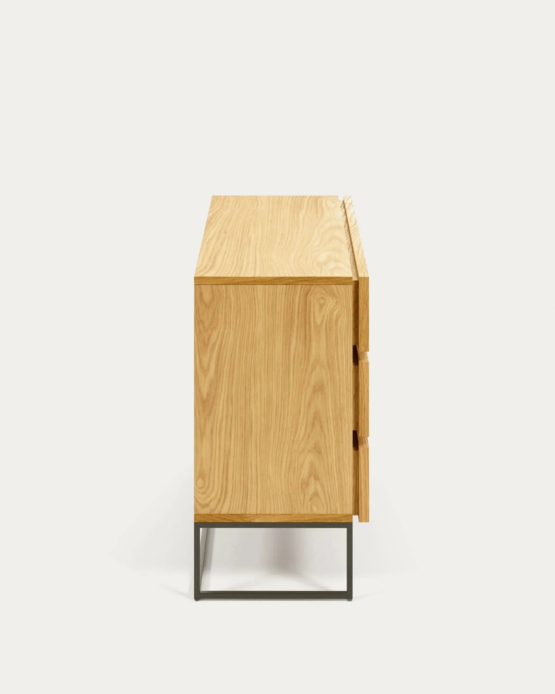 Die Taiana Kommode von Kave Home: Elegantes Eichenfurnier, stabiler schwarzer Stahlrahmen, 3 Schubladen, Maße 100 x 78 cm.