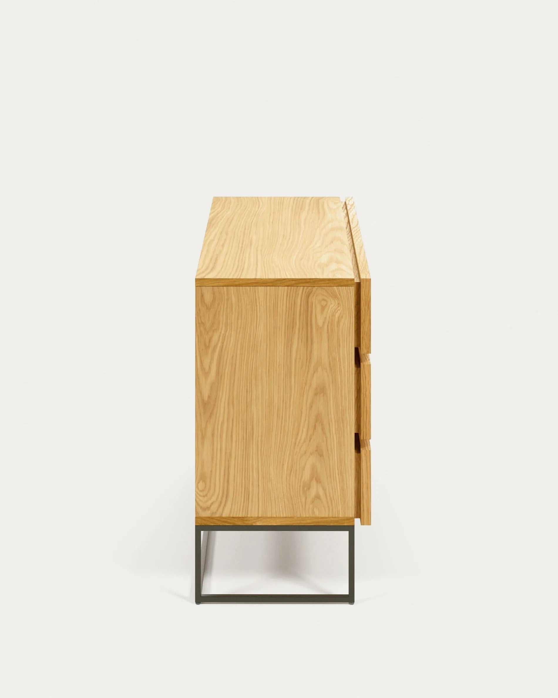 Die Taiana Kommode von Kave Home: Elegantes Eichenfurnier, stabiler schwarzer Stahlrahmen, 3 Schubladen, Maße 100 x 78 cm.