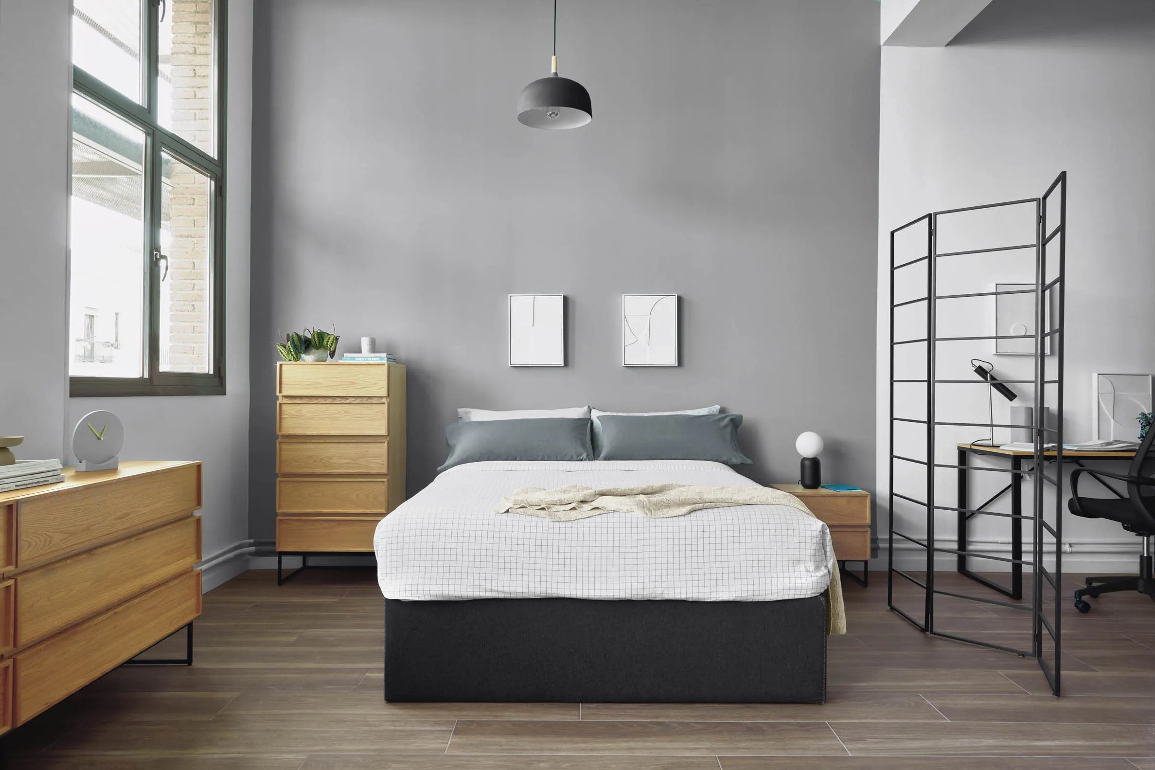 Die Taiana Kommode vereint Eichenfurnier und Stahl für stilvollen Stauraum mit modernem, industriellem Flair.