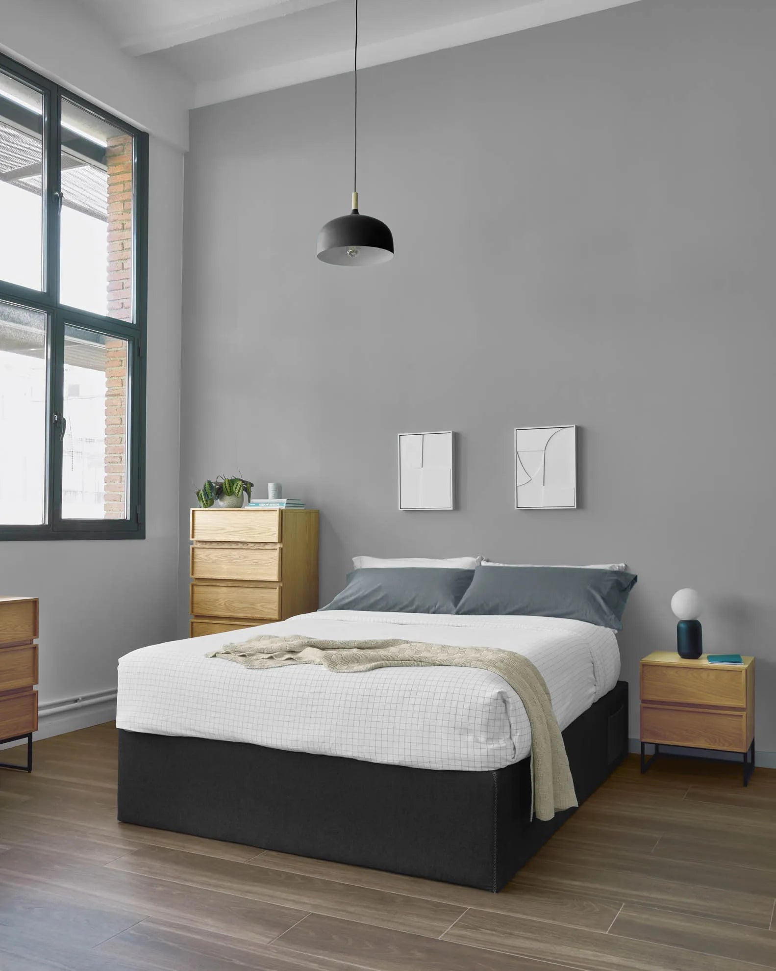 Die Taiana Kommode vereint Eichenfurnier und Stahl für stilvollen Stauraum mit modernem, industriellem Flair.