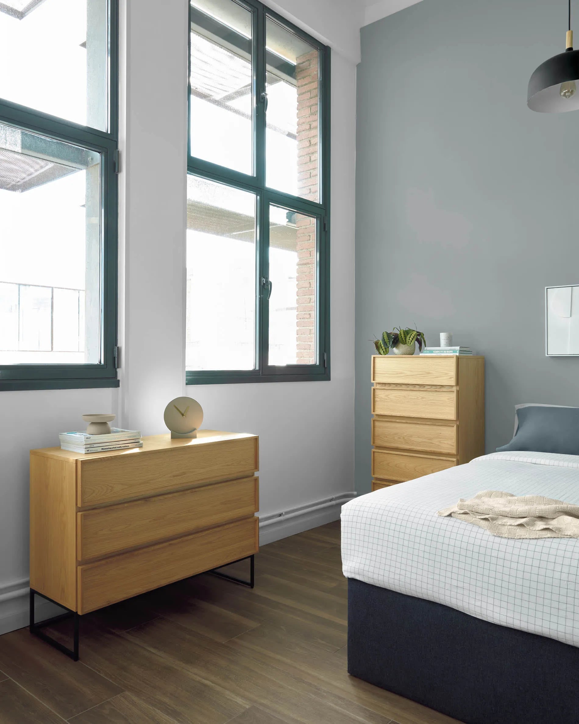 Die Taiana Kommode kombiniert Eichenfurnier und schwarzen Stahl in modernem Design, mit 3 Schubladen und Maßen von 100 x 78 cm.