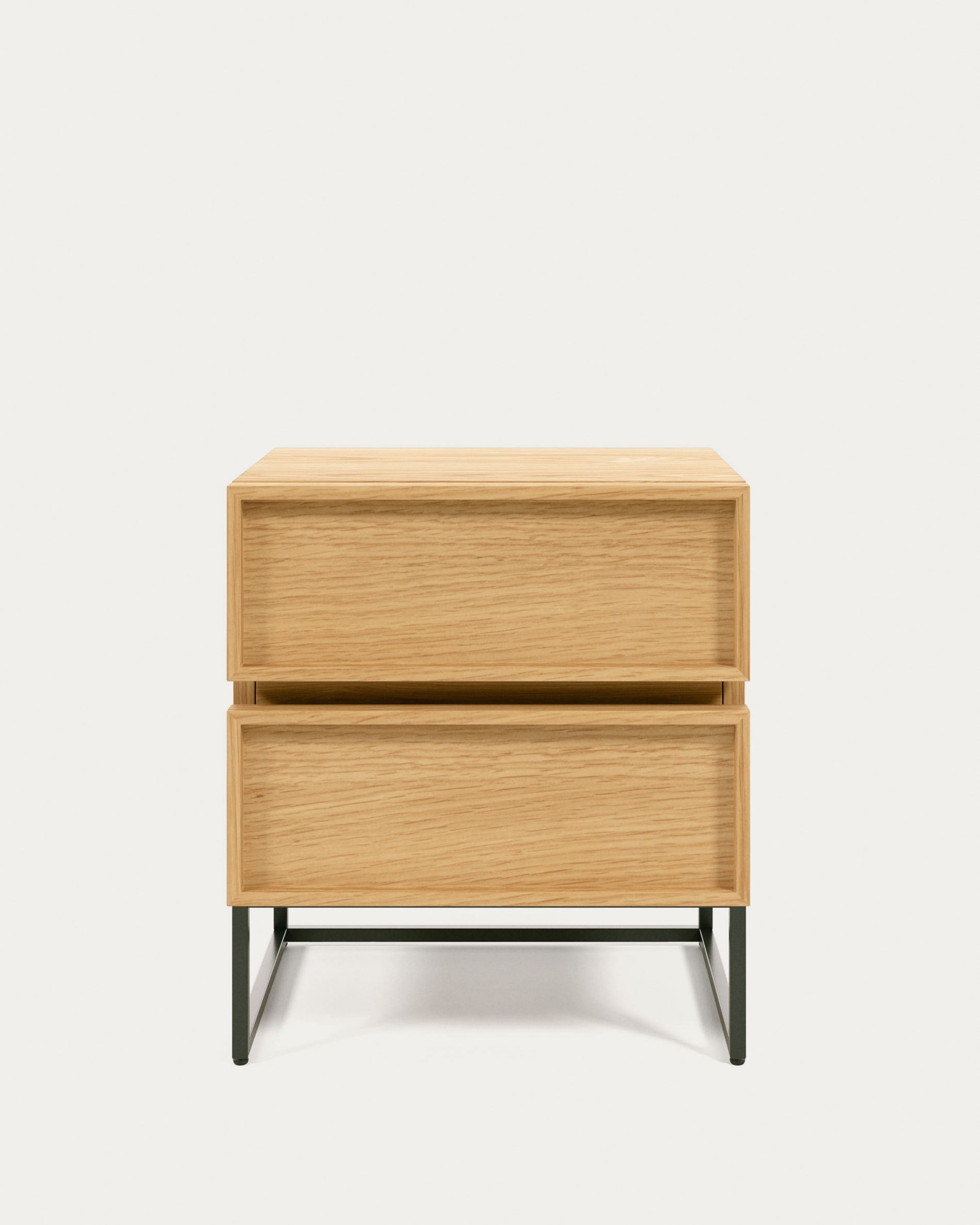 Eleganter Nachttisch von Kave Home, 45x51 cm, mit Eichenfurnier und schwarzem Stahlrahmen, perfekt für moderne Schlafzimmer.