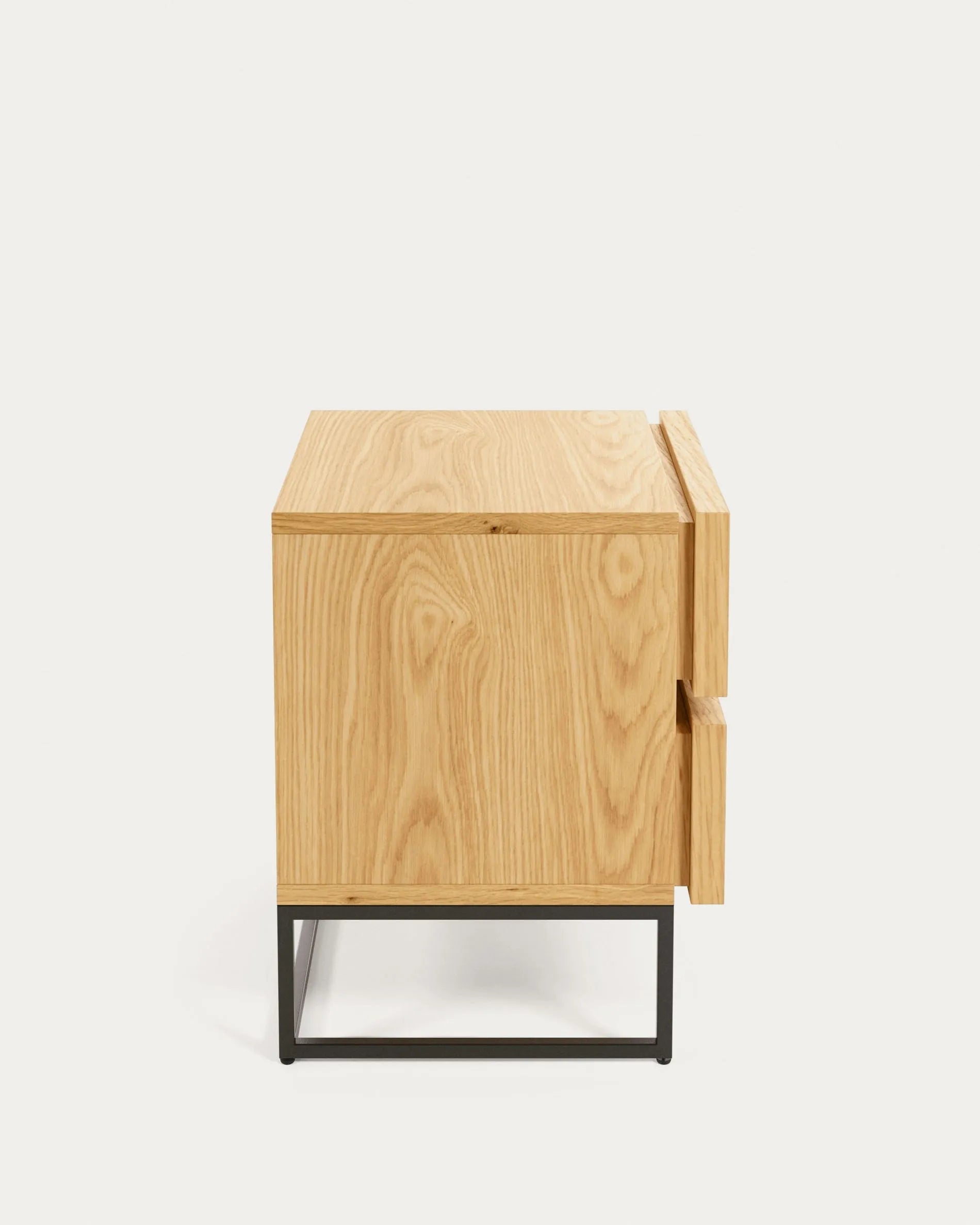 Eleganter Nachttisch von Kave Home, 45x51 cm, mit Eichenfurnier und schwarzem Stahlrahmen, perfekt für moderne Schlafzimmer.