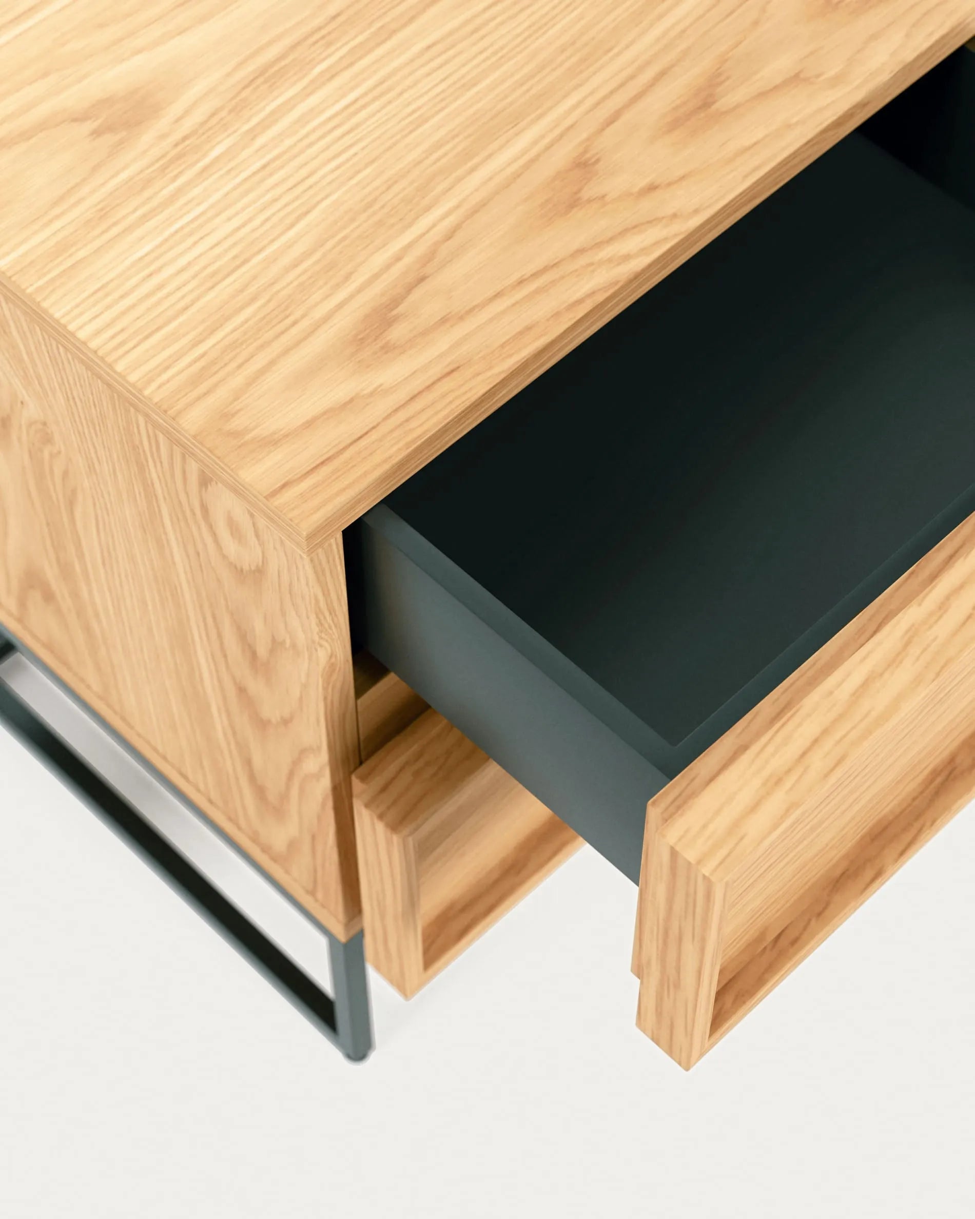 Moderner Nachttisch von Kave Home, 45x51 cm, mit Eichenfurnier und schwarzem Stahlgestell, ideal für stilvolle Schlafzimmer.