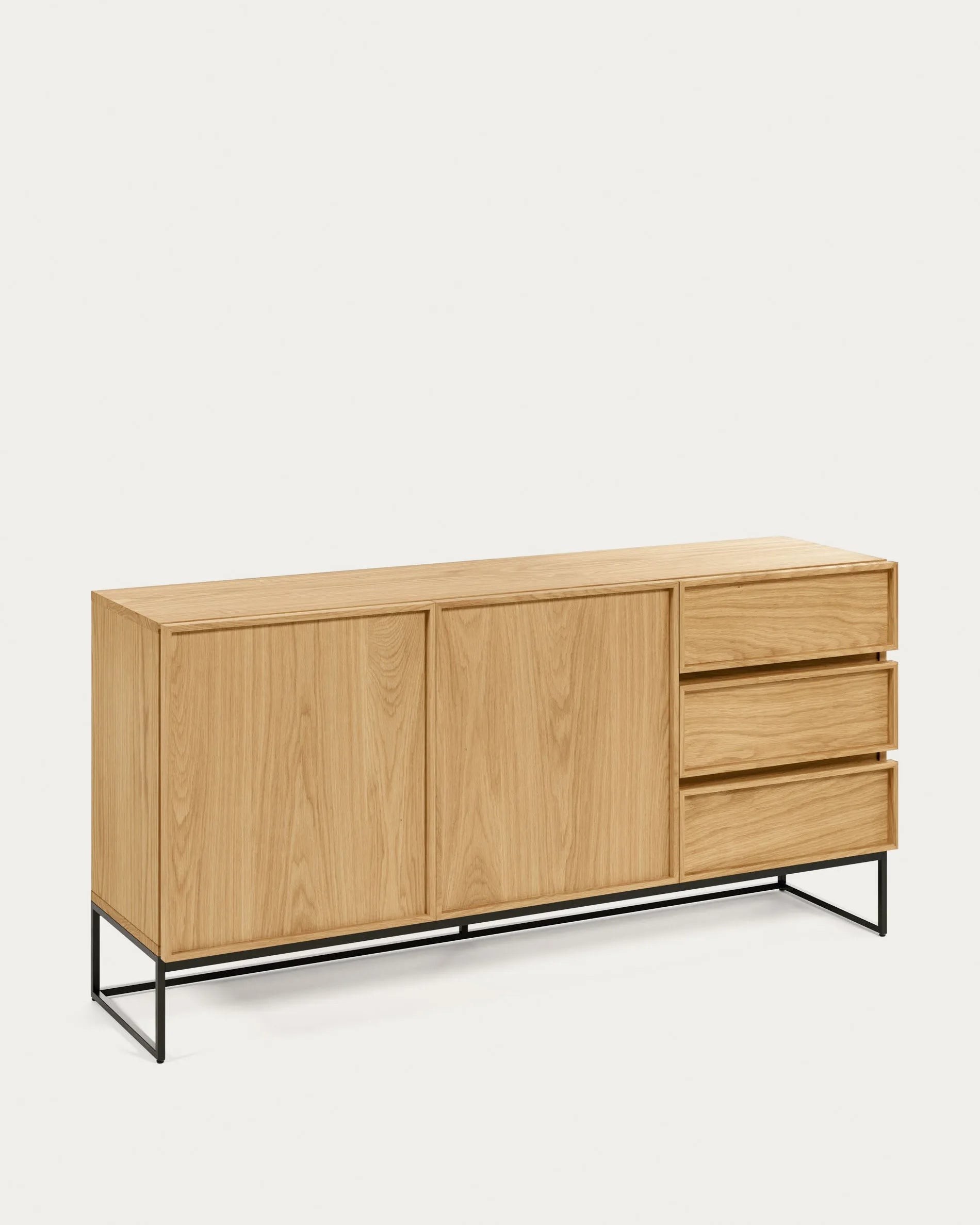 Elegantes Sideboard mit Eichenfurnier und schwarzem Stahlgestell, bietet viel Stauraum und passt in moderne Wohnräume.