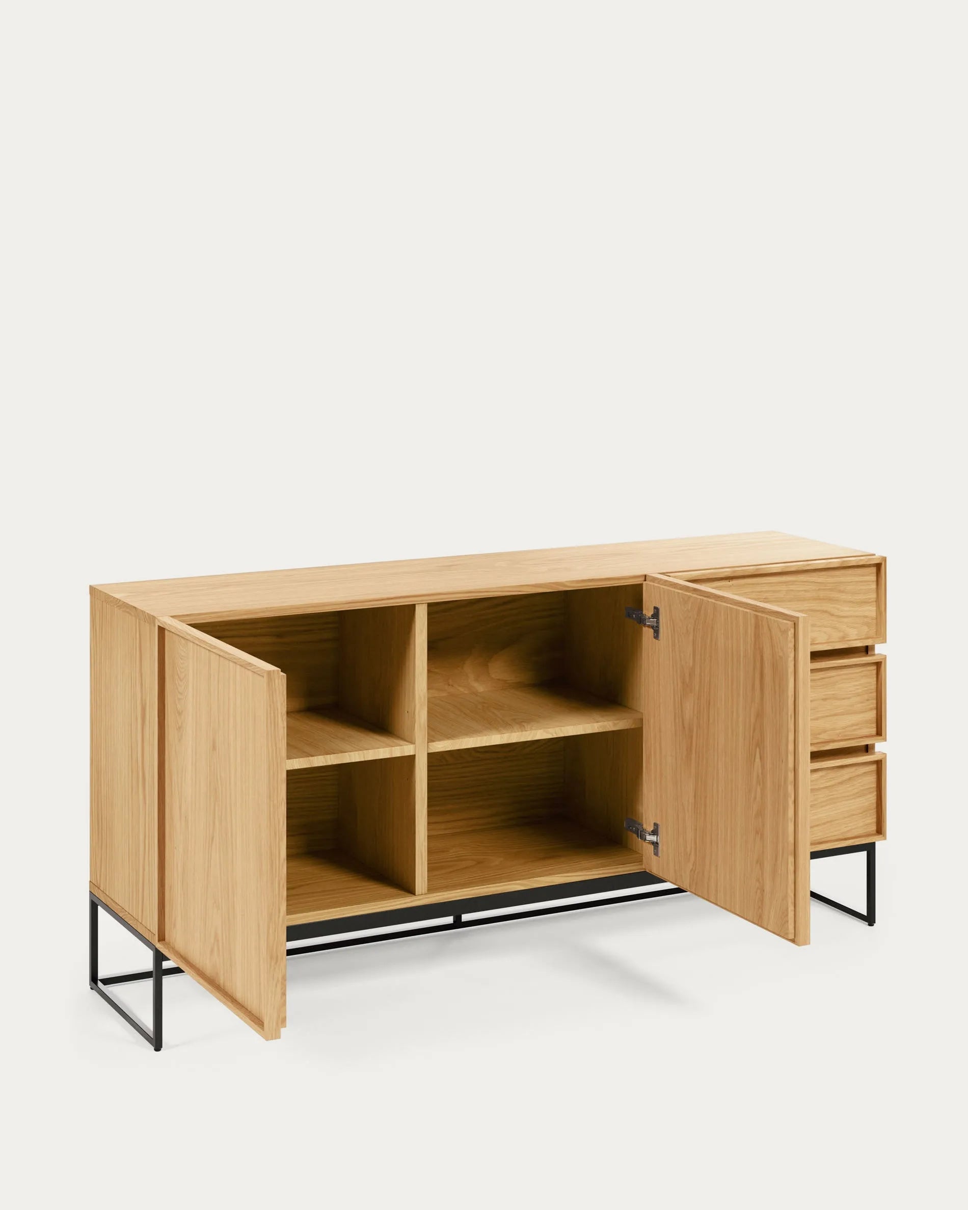 Elegantes Sideboard mit Eichenfurnier und schwarzem Stahlgestell, bietet viel Stauraum und passt in moderne Wohnräume.
