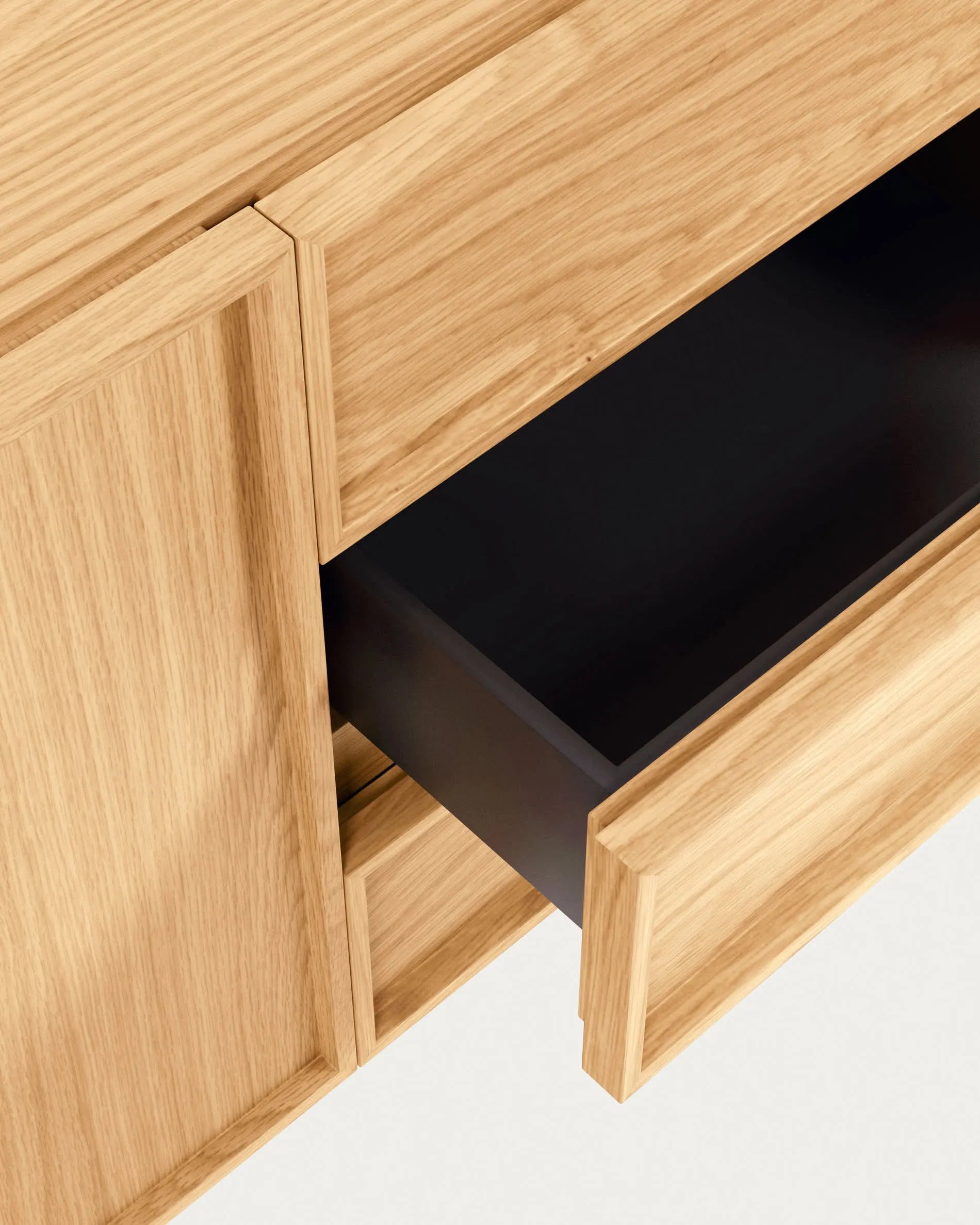 Elegantes Sideboard mit Eichenfurnier und schwarzem Stahlgestell, bietet viel Stauraum und passt in moderne Wohnräume.