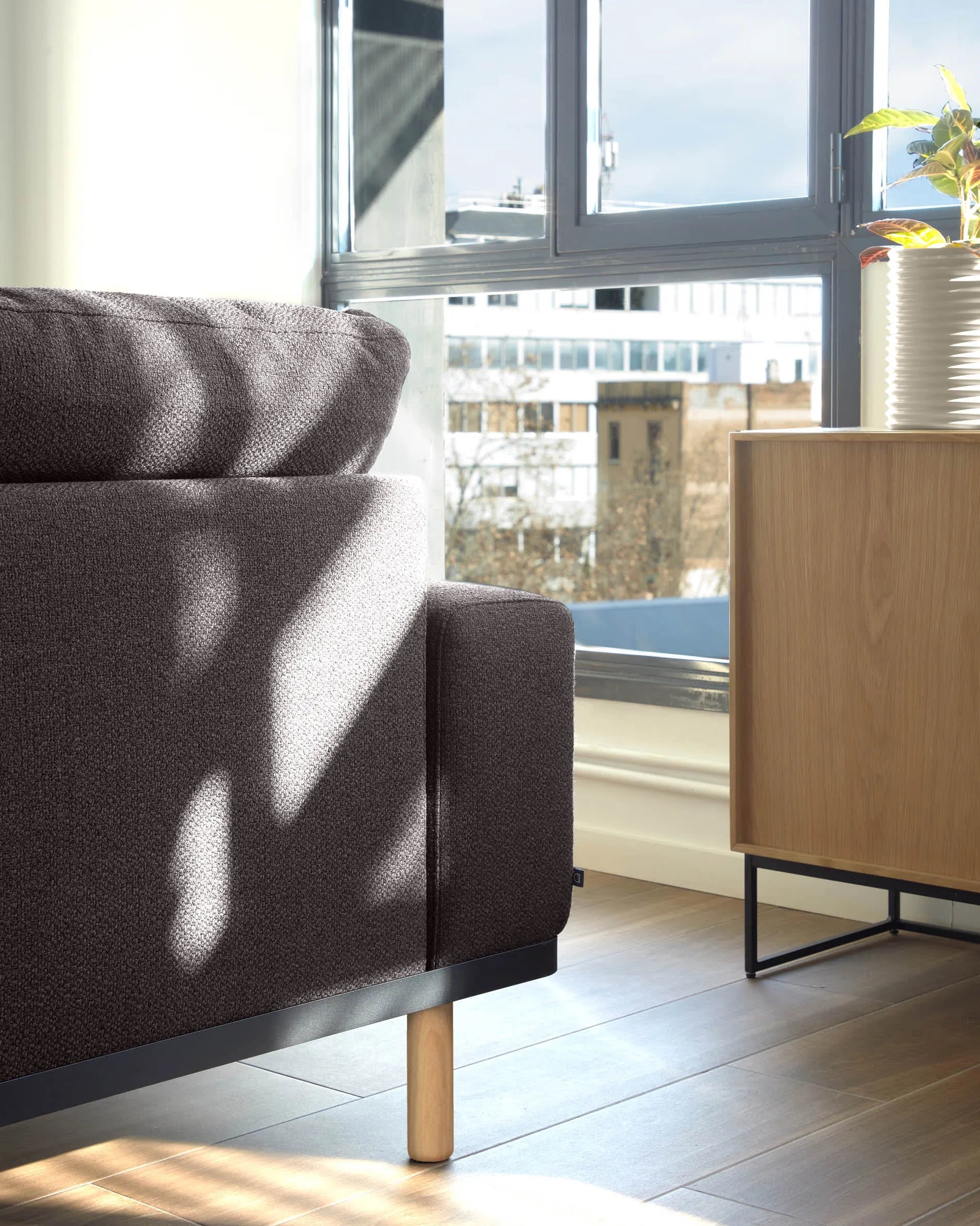 Modernes Sideboard mit Eichenfurnier, 2 Türen, 3 Schubladen und schwarzem Stahlgestell. Maße: 160x78 cm. Ideal für stilvolle Einrichtung.