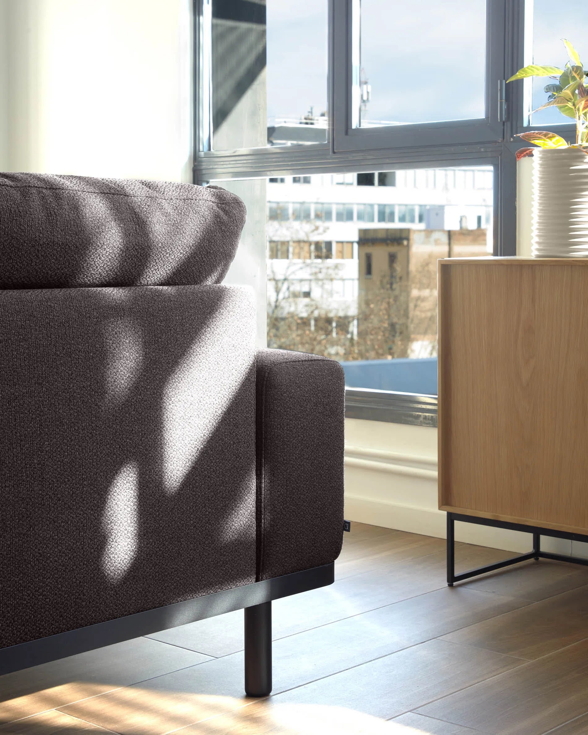 Elegantes Sideboard aus Eichenfurnier mit 2 Türen, 3 Schubladen und schwarzem Stahlgestell. Maße: 160x78 cm. Perfekt für modernes Wohnen.