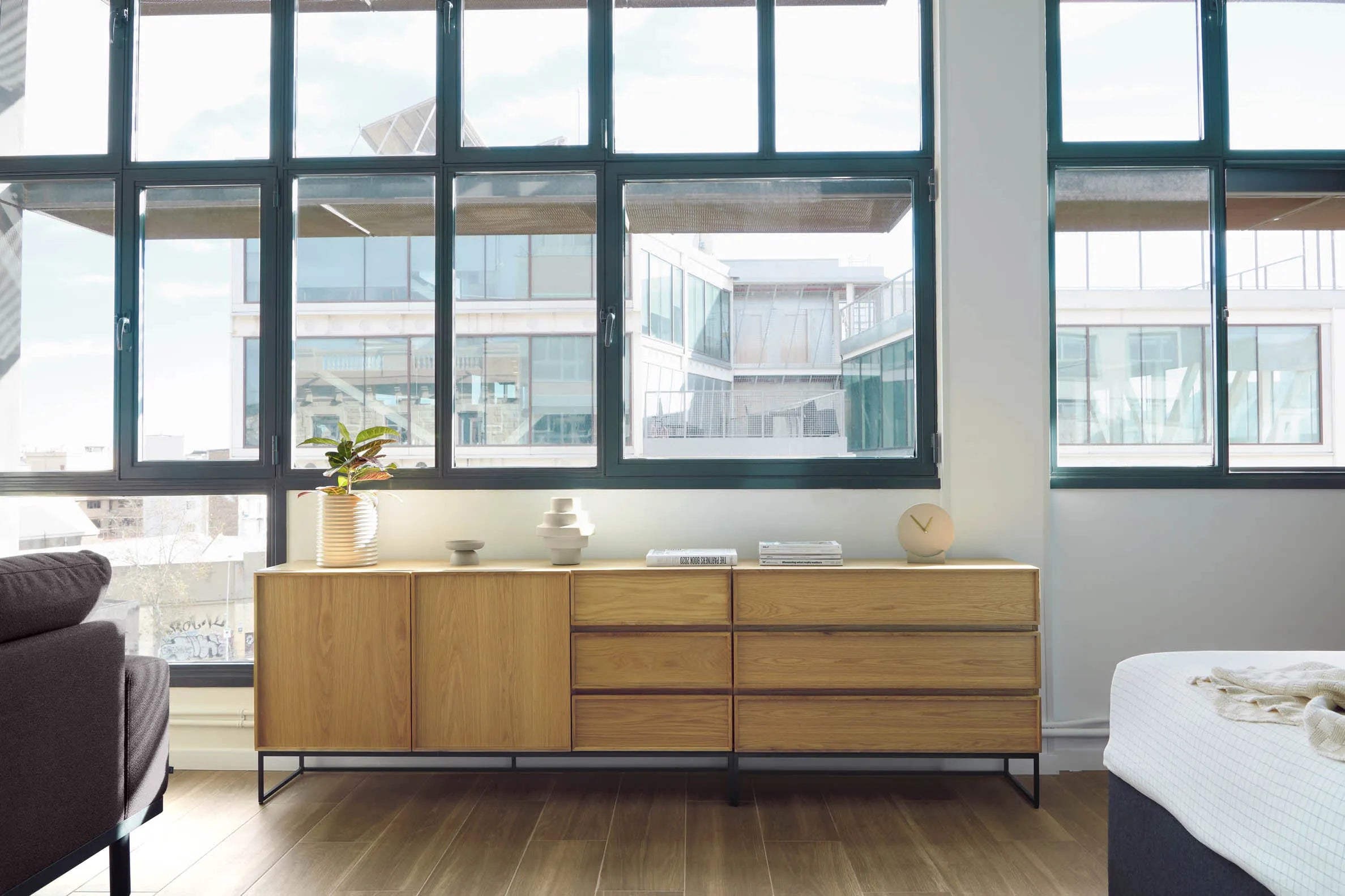 Elegantes Sideboard mit Eichenfurnier und schwarzem Stahlgestell, bietet viel Stauraum und passt in moderne Wohnräume.