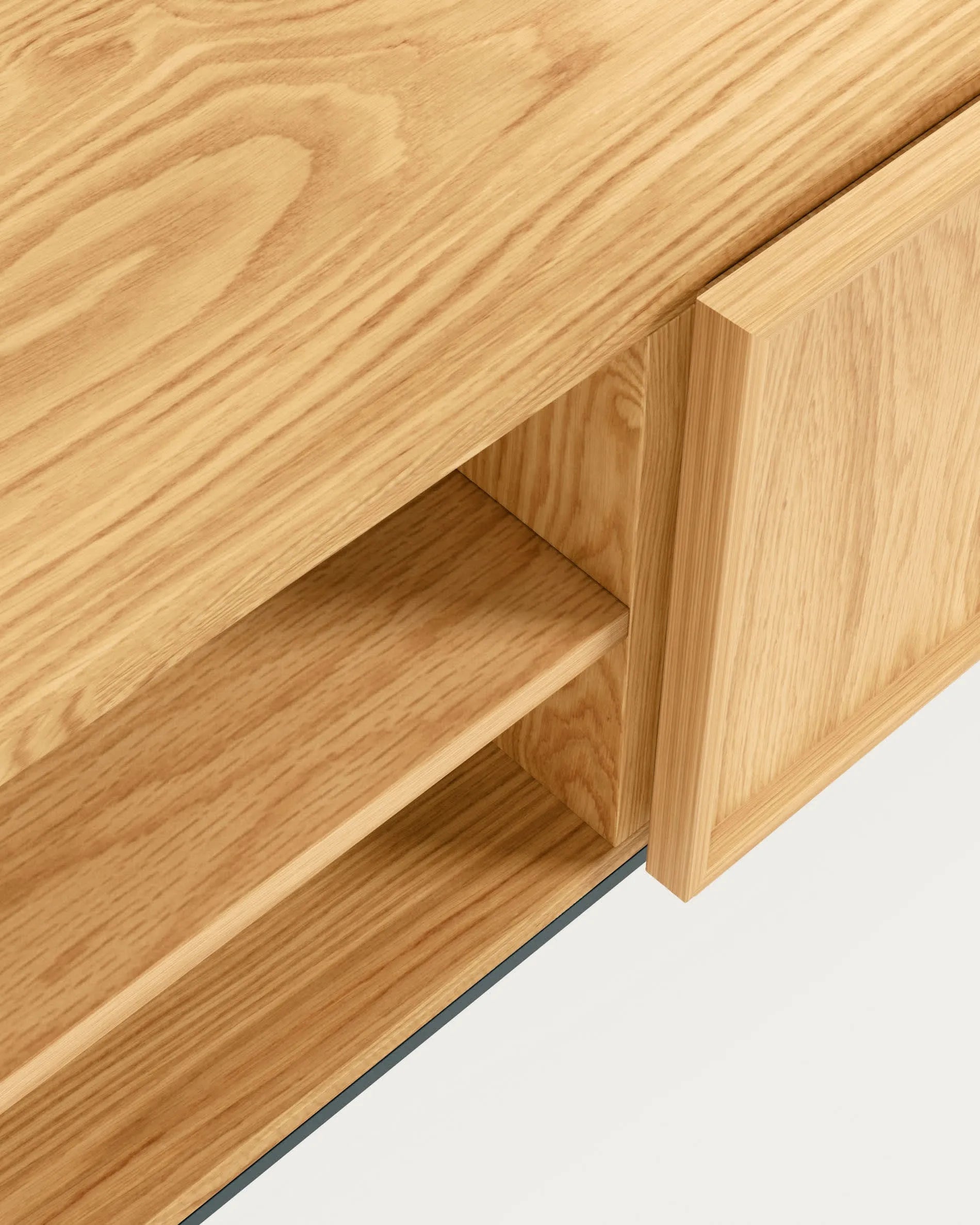 Eleganter TV-Schrank aus Eichenfurnier mit schwarzem Stahlgestell, bietet stilvollen Stauraum und modernen Industrie-Look.