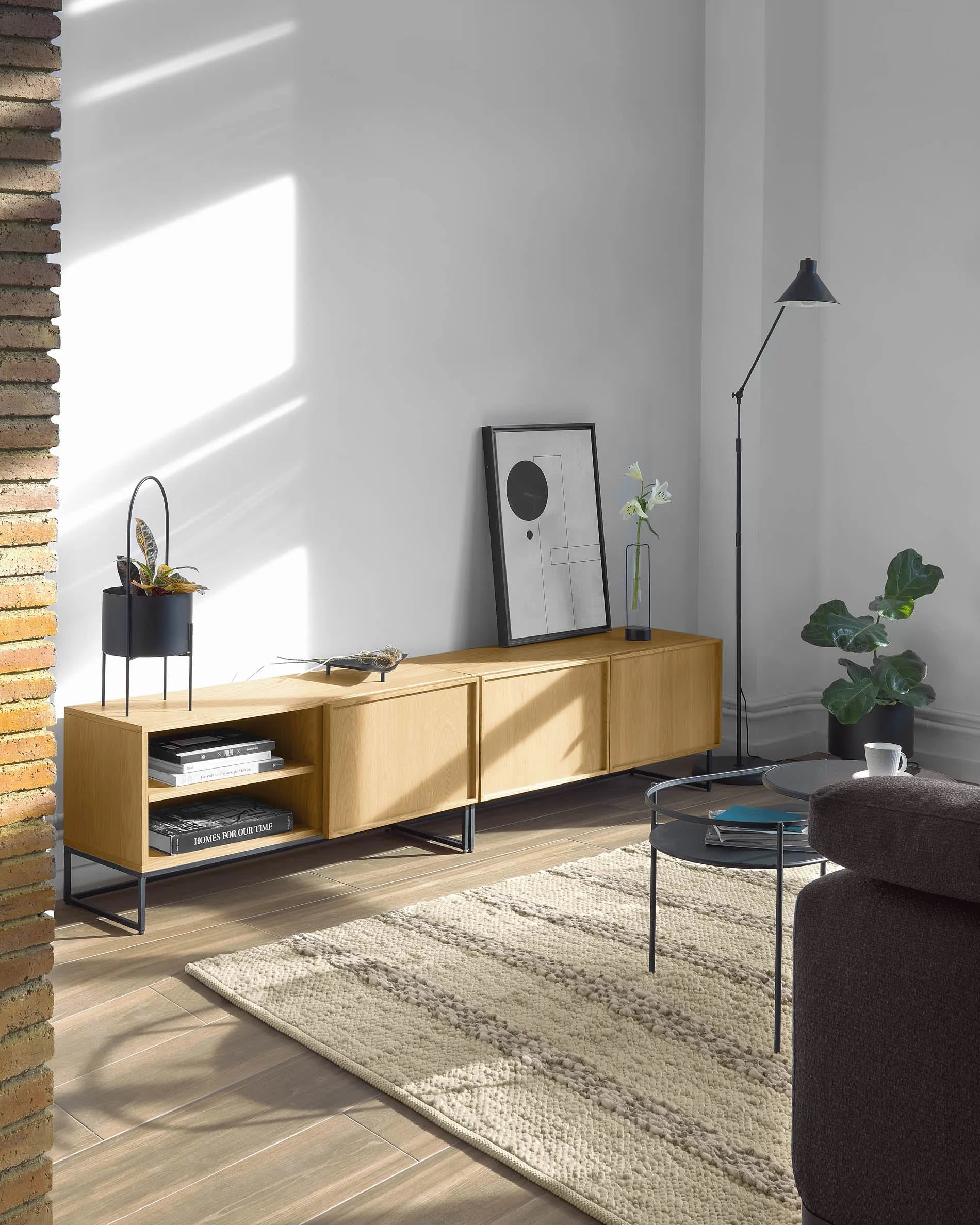 Eleganter TV-Schrank aus Eichenfurnier mit schwarzem Stahlgestell, bietet stilvollen Stauraum und modernen Industrie-Look.