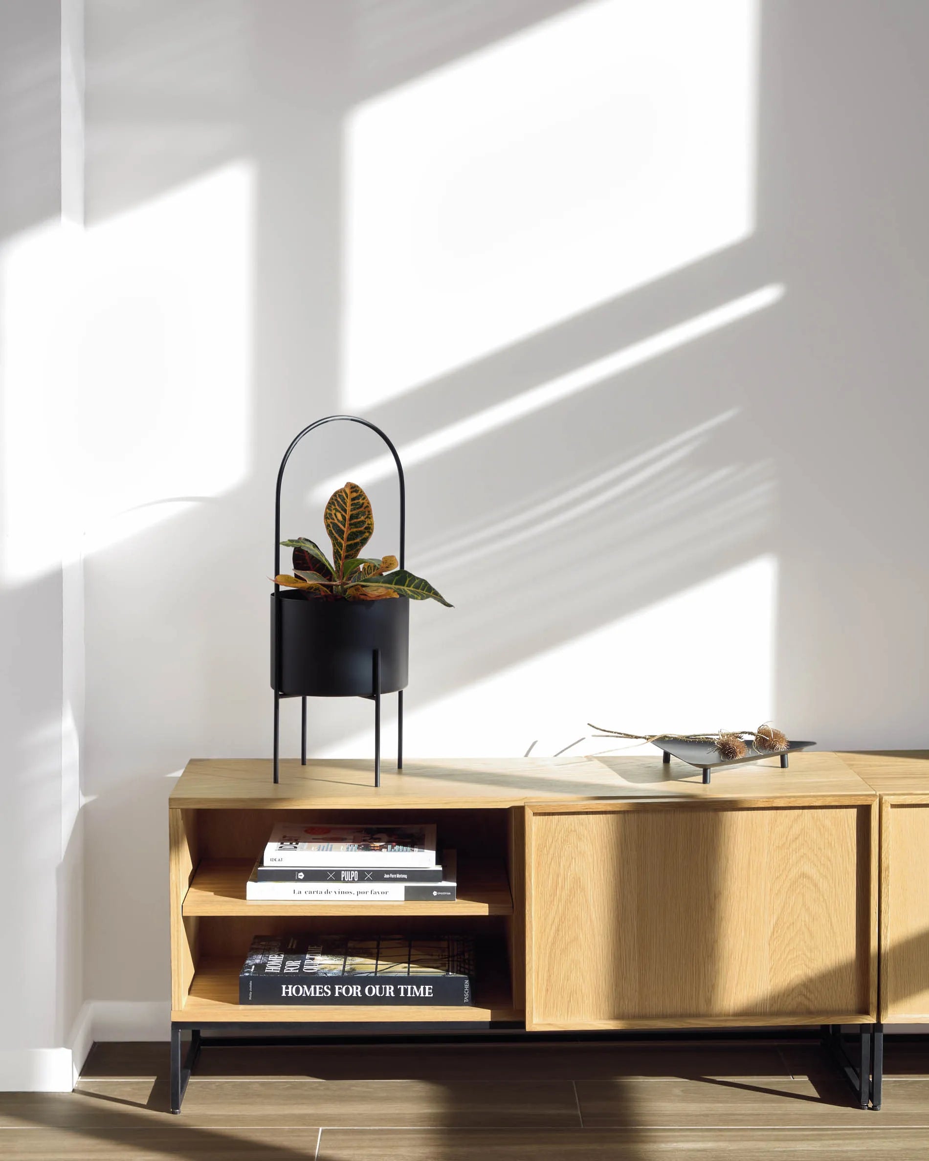 Eleganter TV-Schrank aus Eichenfurnier mit schwarzem Stahlgestell, bietet stilvollen Stauraum und modernen Industrie-Look.