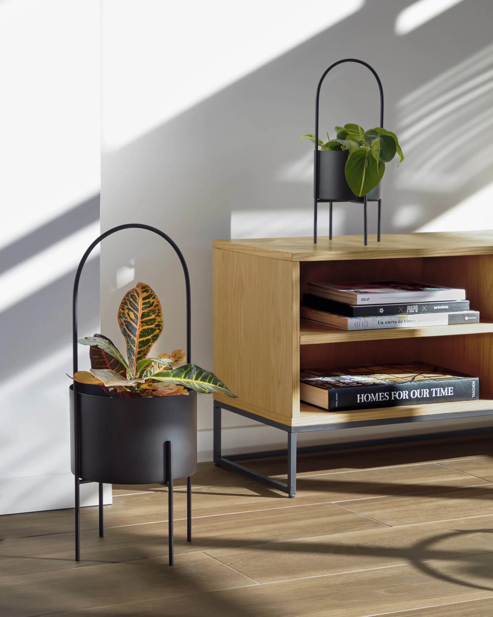 Eleganter TV-Schrank aus Eichenfurnier mit schwarzem Stahlgestell, bietet stilvollen Stauraum und modernen Industrie-Look.