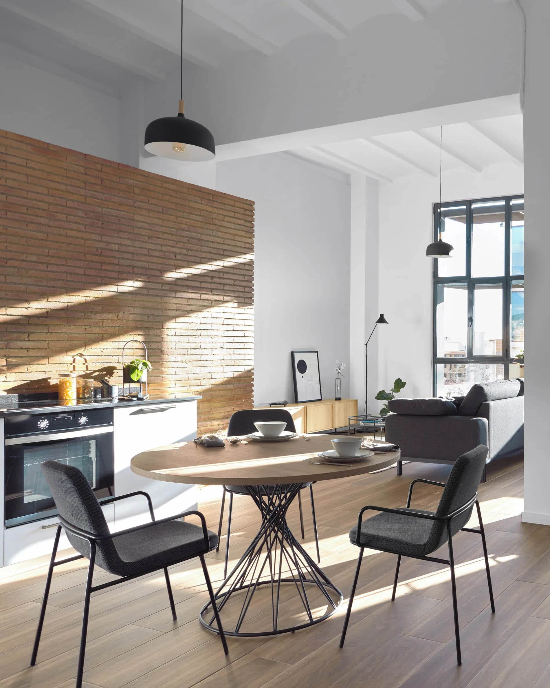 Eleganter TV-Schrank aus Eichenfurnier mit schwarzem Stahlgestell, bietet stilvollen Stauraum und modernen Industrie-Look.