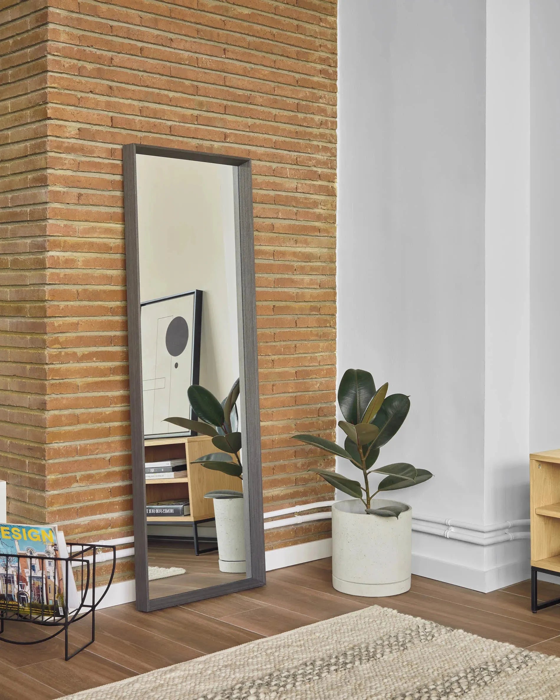 Eleganter TV-Schrank aus Eichenfurnier mit schwarzem Stahlgestell, bietet stilvollen Stauraum und modernen Industrie-Look.
