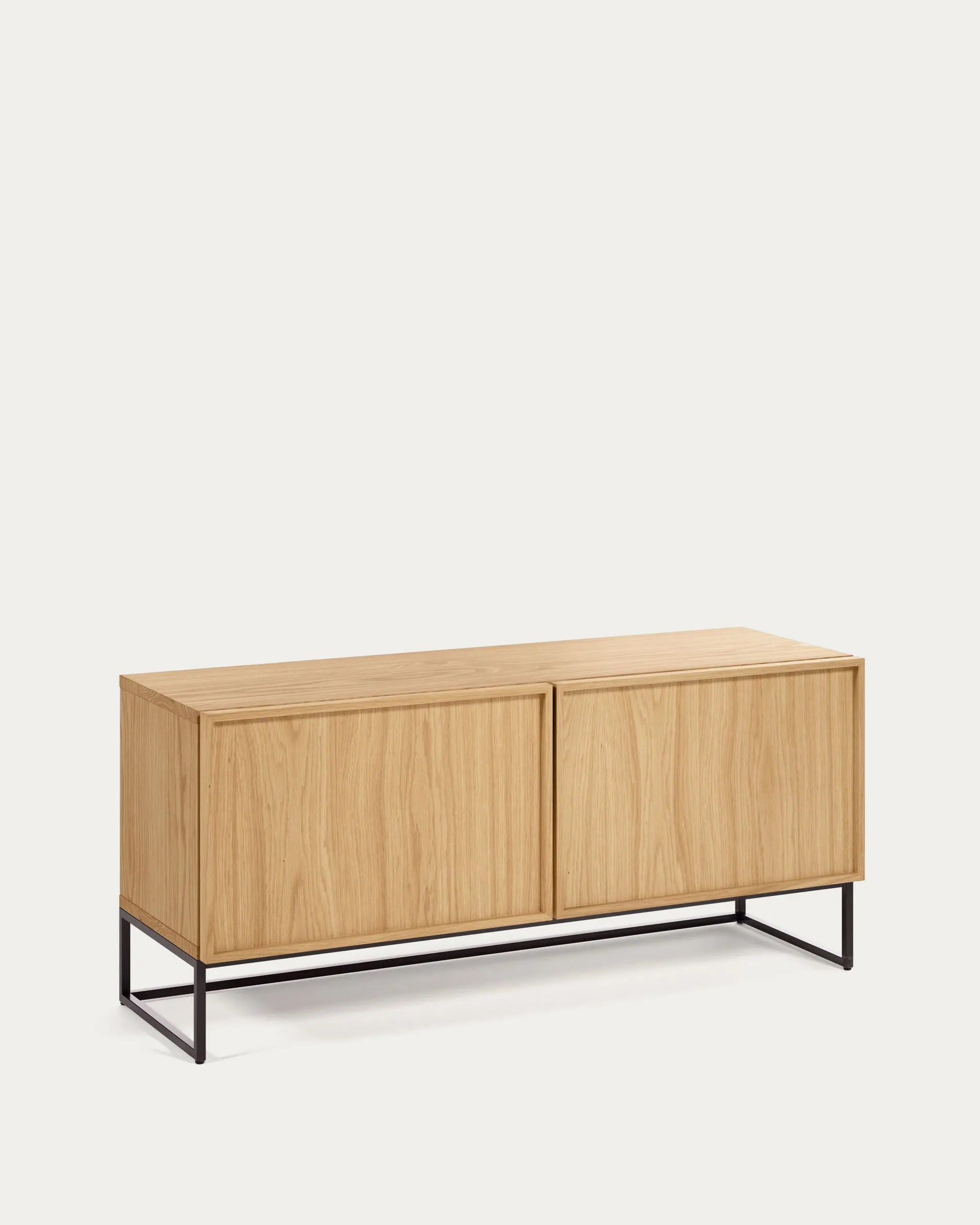 Eleganter TV-Schrank aus Eichenfurnier mit schwarzem Stahlgestell, ideal für moderne Wohnräume. Praktisch und stilvoll.
