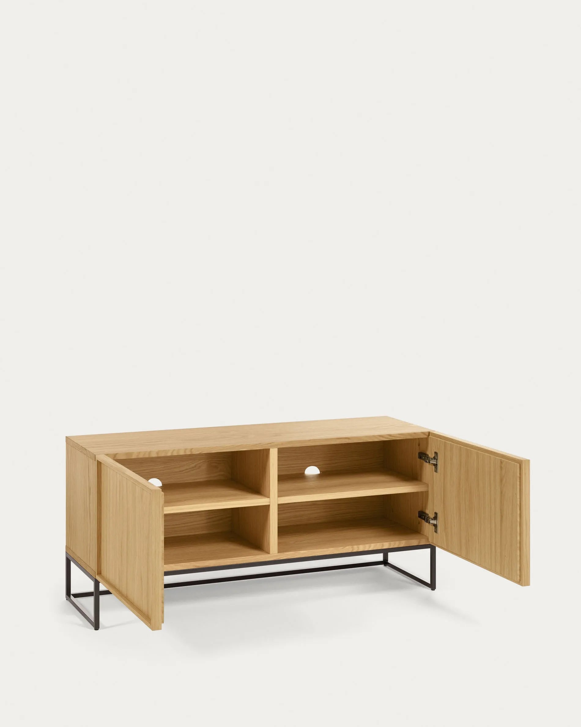 Eleganter TV-Schrank aus Eichenfurnier mit schwarzem Stahlgestell, ideal für moderne Wohnräume. Praktisch und stilvoll.