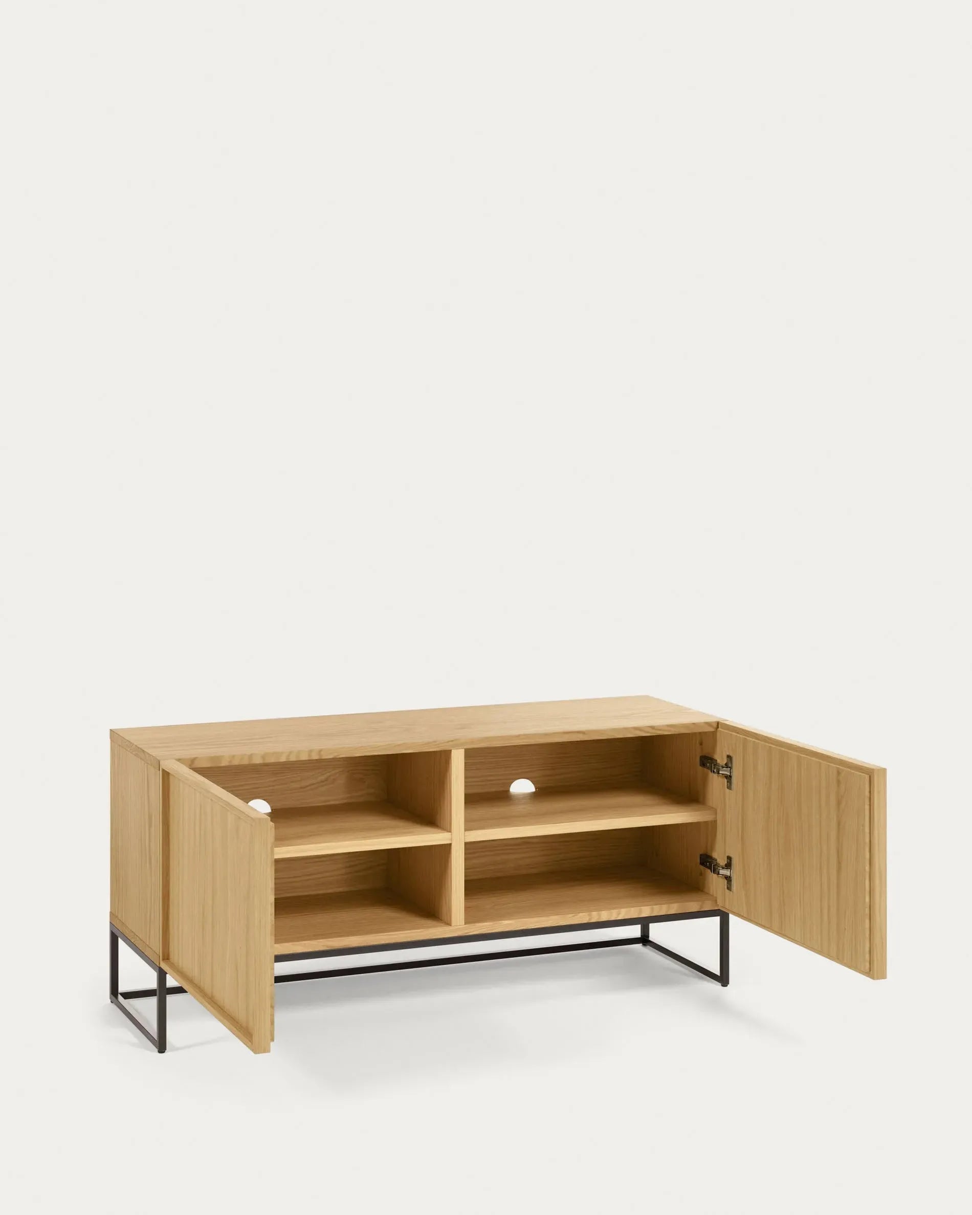 Eleganter TV-Schrank aus Eichenfurnier mit schwarzem Stahlgestell, ideal für moderne Wohnräume. Praktisch und stilvoll.