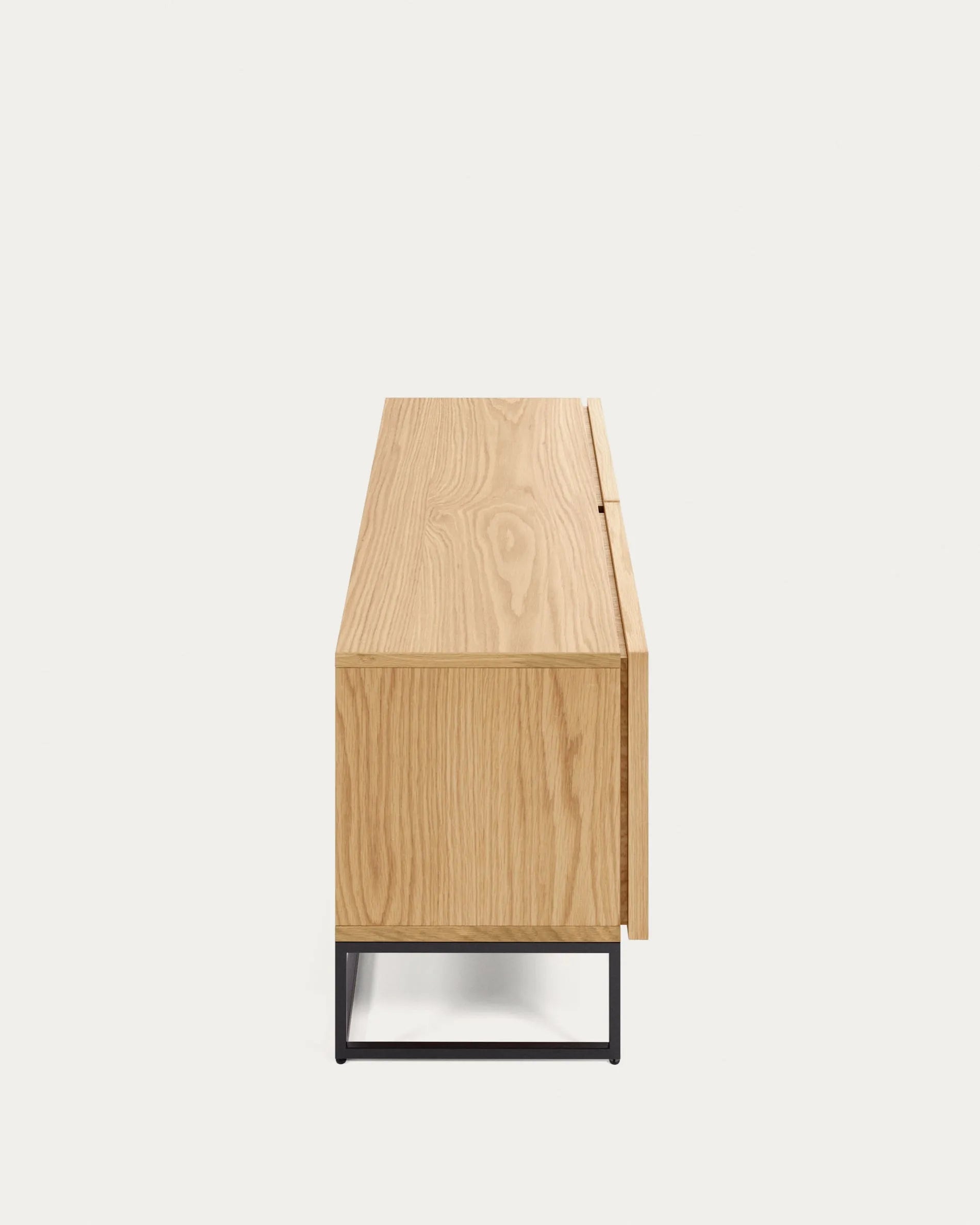 Eleganter TV-Schrank aus Eichenfurnier mit schwarzem Stahlgestell, ideal für moderne Wohnräume. Praktisch und stilvoll.