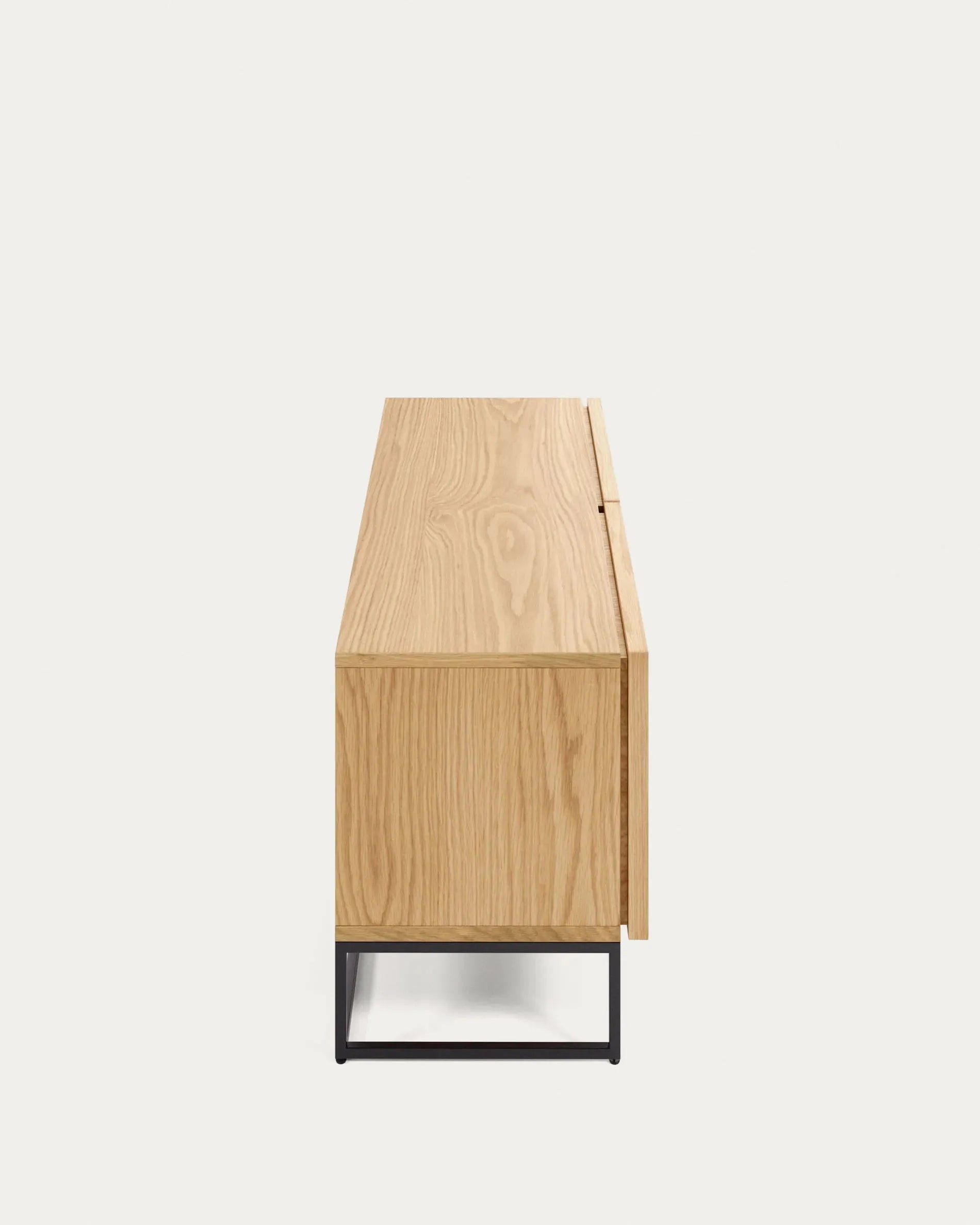 Eleganter TV-Schrank aus Eichenfurnier mit schwarzem Stahlgestell, ideal für moderne Wohnräume. Praktisch und stilvoll.