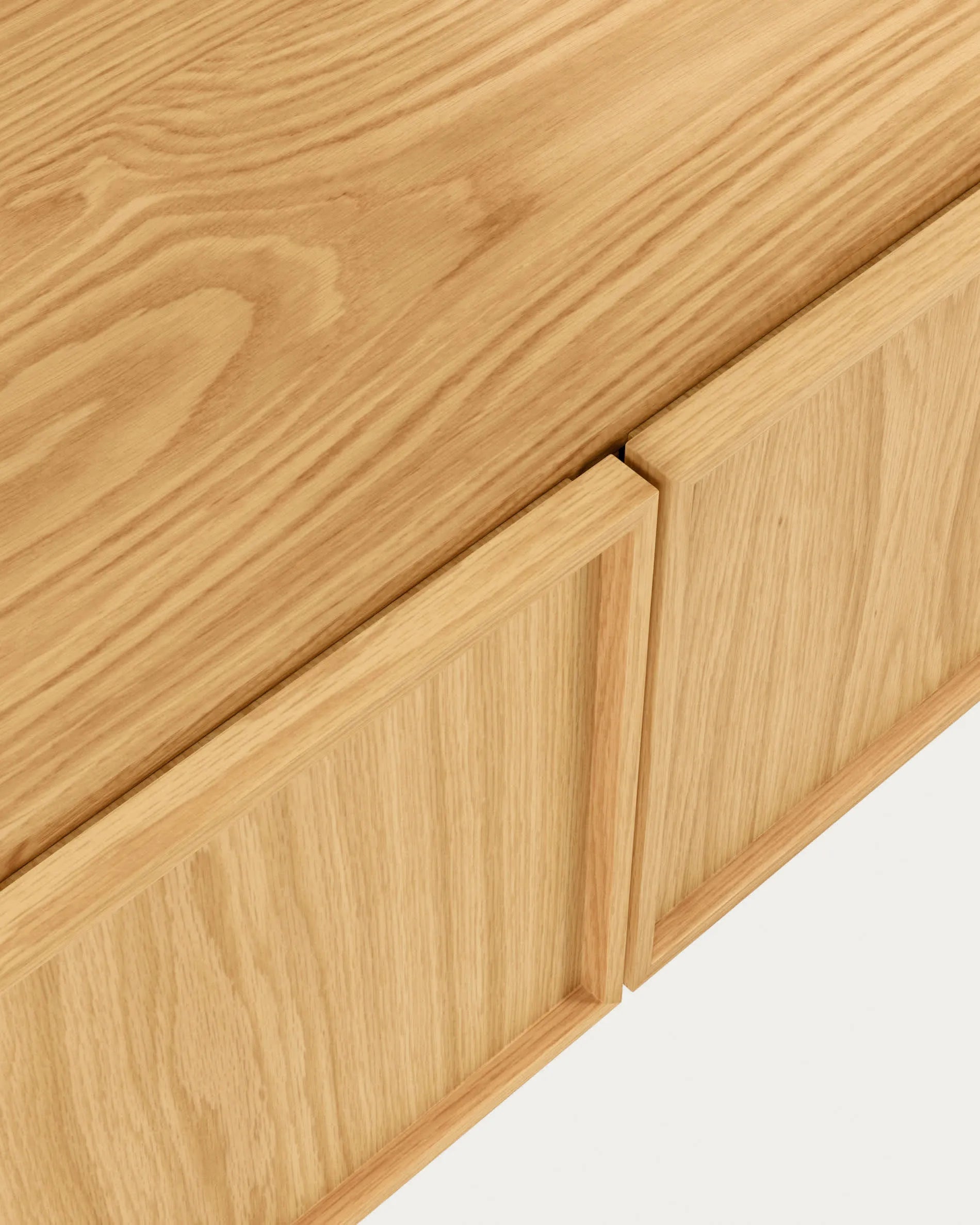 Eleganter TV-Schrank aus Eichenfurnier mit schwarzem Stahlgestell, ideal für moderne Wohnräume. Praktisch und stilvoll.