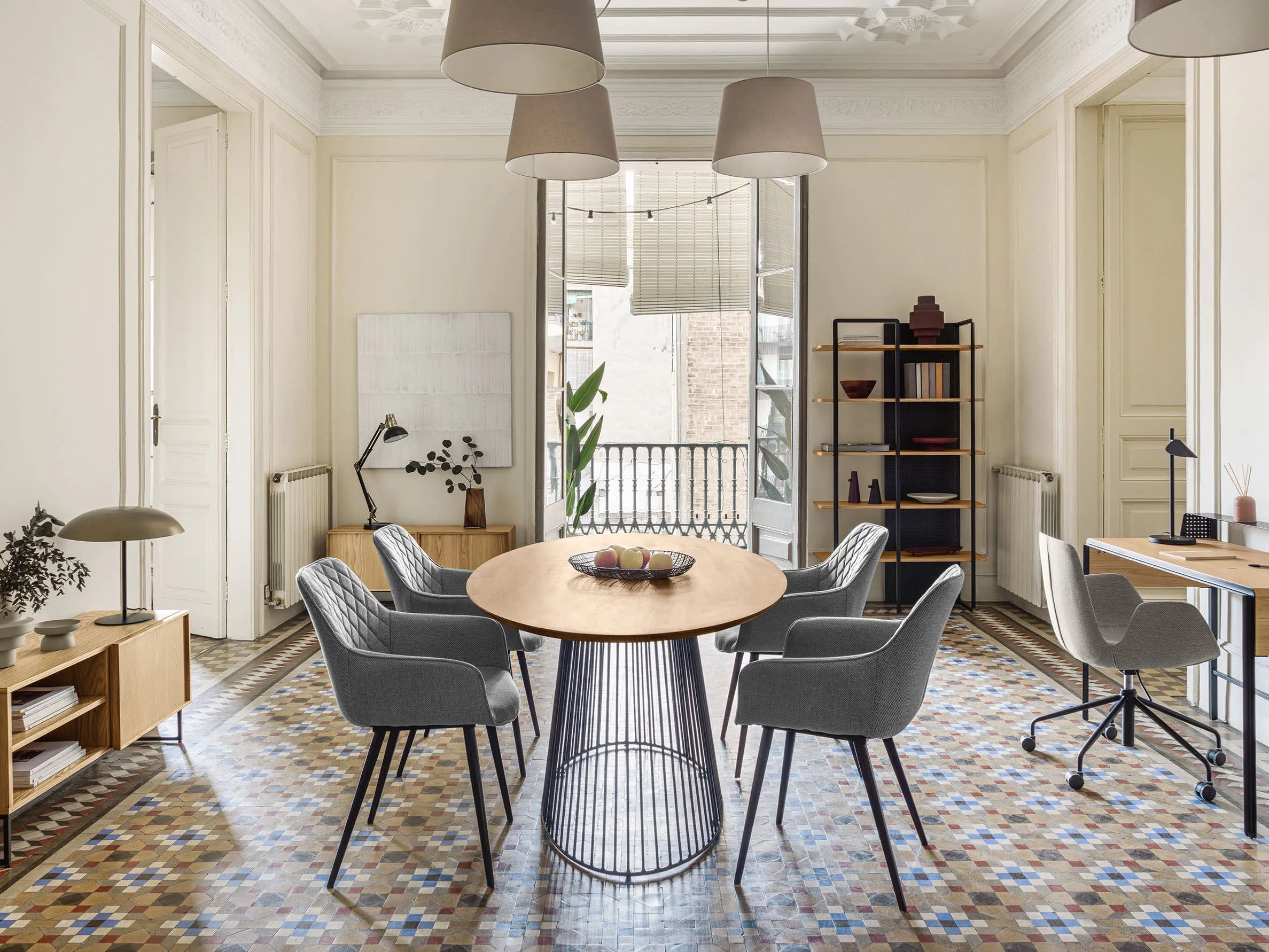 Eleganter TV-Schrank aus Eichenfurnier mit schwarzem Stahlgestell, ideal für moderne Wohnräume. Praktisch und stilvoll.
