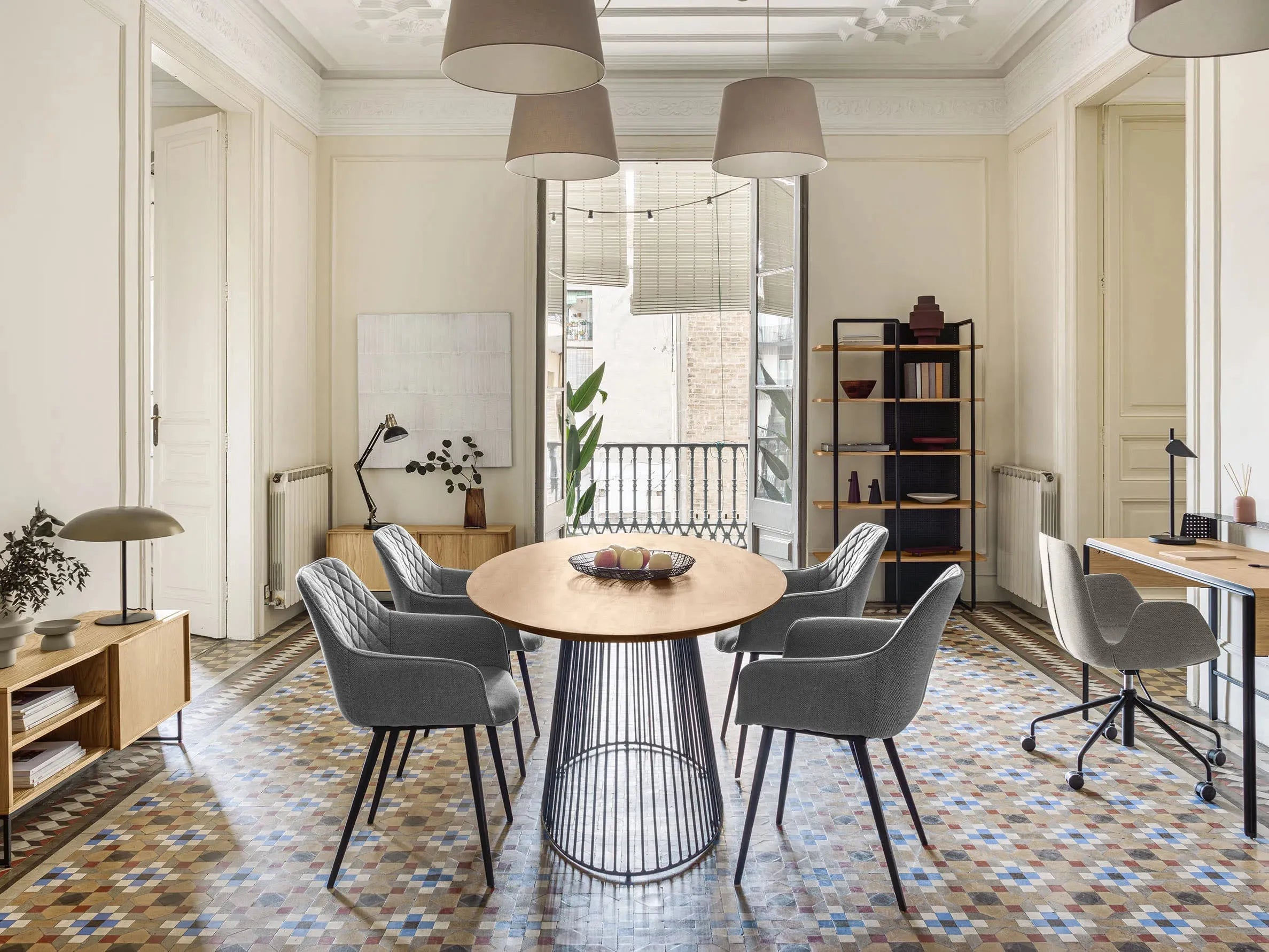 Eleganter TV-Schrank aus Eichenfurnier mit schwarzem Stahlgestell, ideal für moderne Wohnräume. Praktisch und stilvoll.