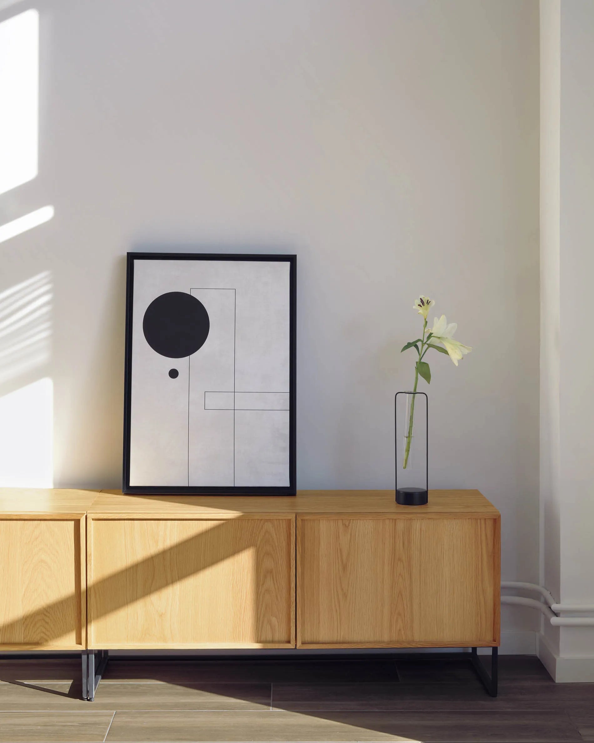Eleganter TV-Schrank aus Eichenfurnier mit schwarzem Stahlgestell, ideal für moderne Wohnräume. Praktisch und stilvoll.