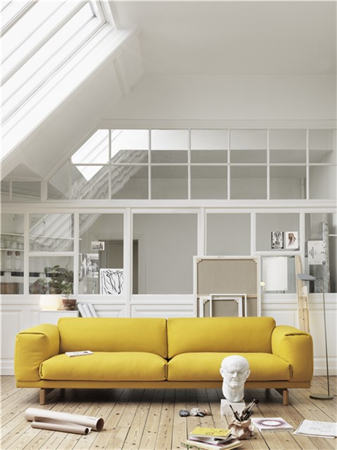 Rest 3er Sofa in Gelb / Eiche präsentiert im Onlineshop von KAQTU Design AG. 3er Sofa ist von Muuto