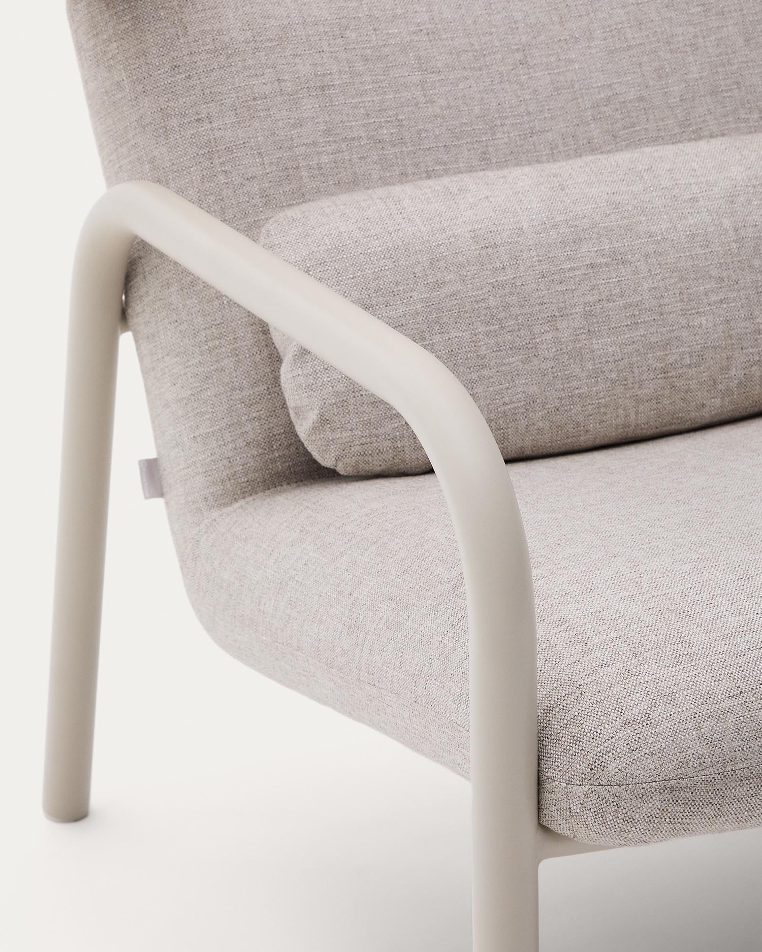 Sessel Inari in Beige und beiger lackierter Stahl FSC Mix Credit in Beige präsentiert im Onlineshop von KAQTU Design AG. Sessel ist von Kave Home