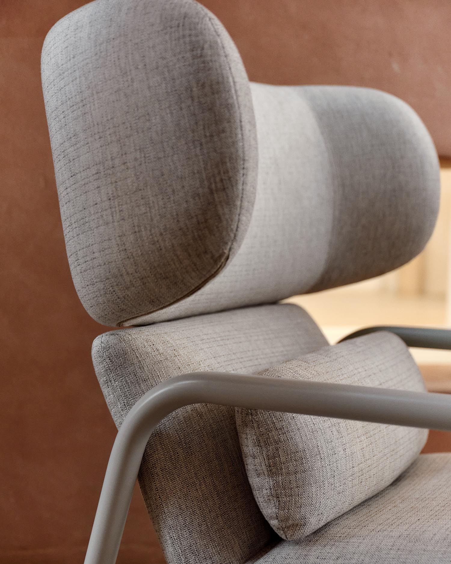 Sessel Inari in Beige und beiger lackierter Stahl FSC Mix Credit in Beige präsentiert im Onlineshop von KAQTU Design AG. Sessel ist von Kave Home