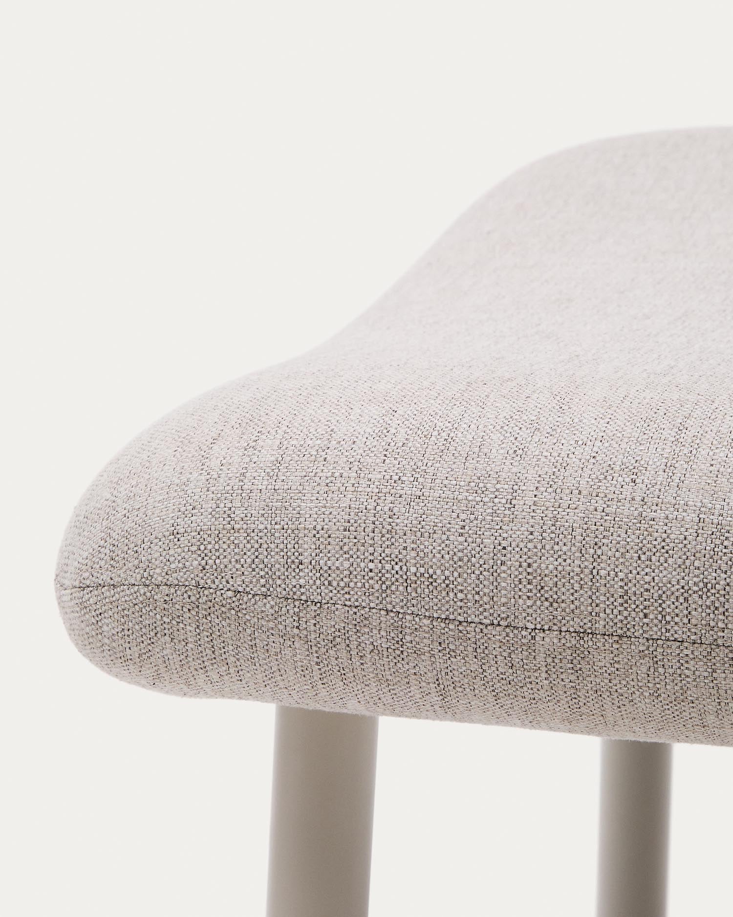 Fußablage Inari in Beige und beige lackierter Stahl 60 x 50cm FSC Mix Credit in Beige präsentiert im Onlineshop von KAQTU Design AG. Hocker ist von Kave Home