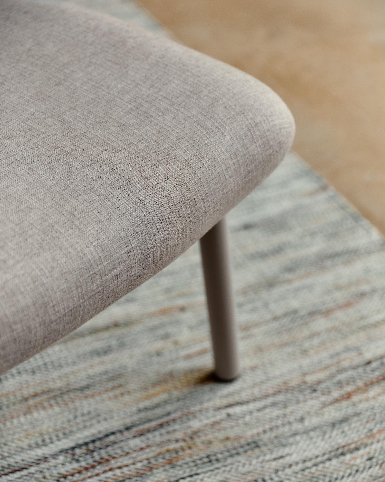 Fußablage Inari in Beige und beige lackierter Stahl 60 x 50cm FSC Mix Credit in Beige präsentiert im Onlineshop von KAQTU Design AG. Hocker ist von Kave Home