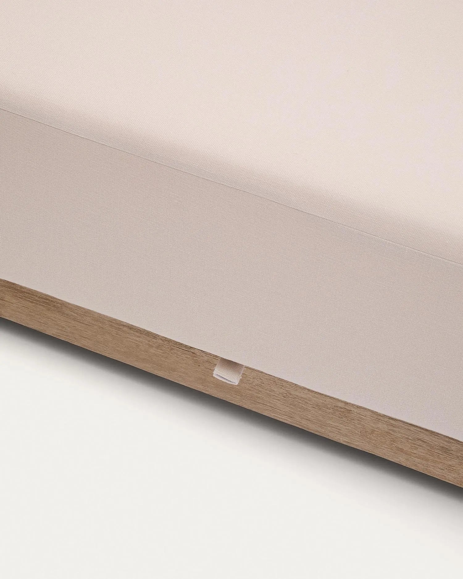 Elegantes 3-Sitzer-Sofa aus Akazienholz, 249 cm breit, mit klarem Finish für stilvolles Wohnen drinnen und draußen.