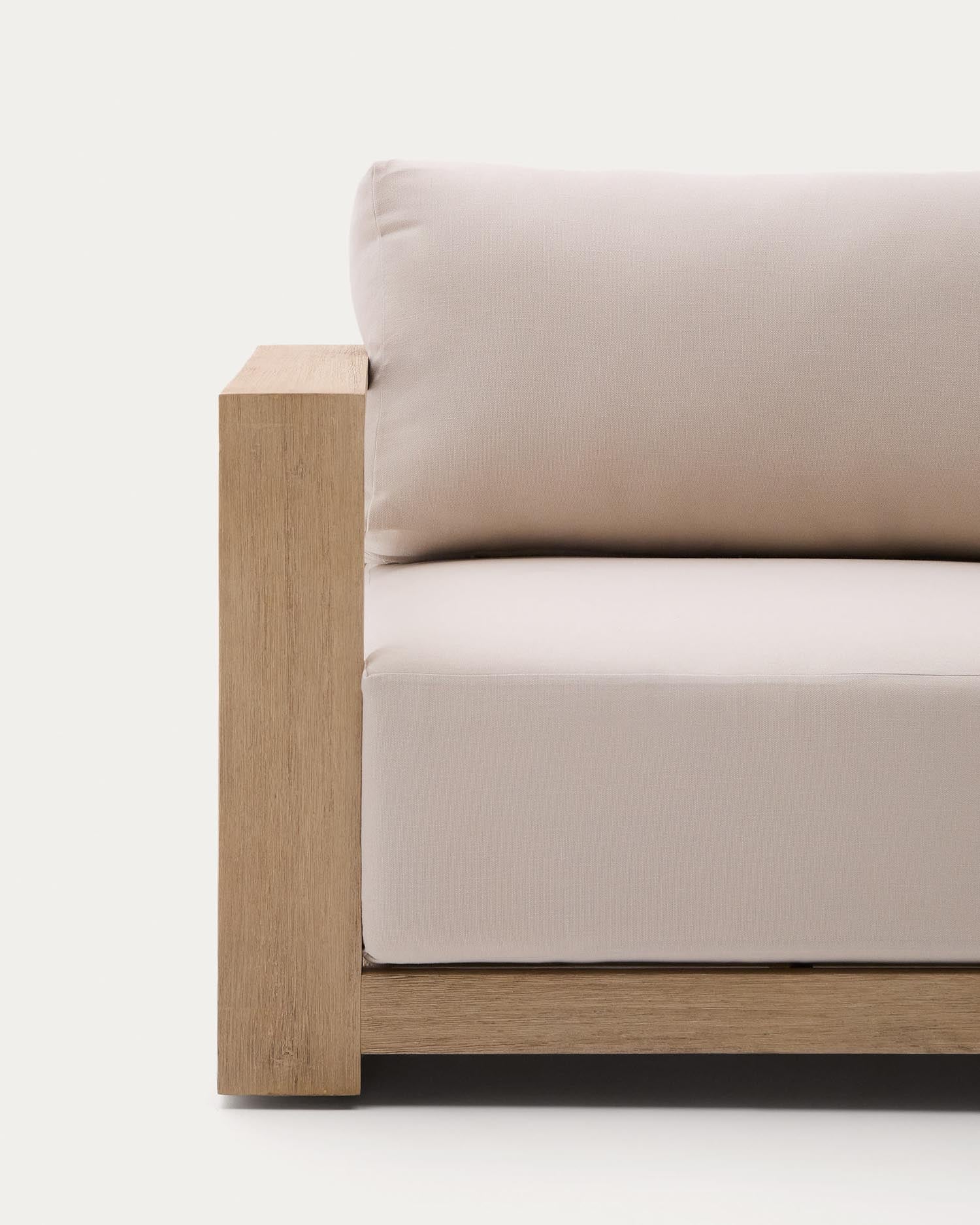 Eleganter Sessel Ambra aus massivem Akazienholz mit klarem Finish von Kave Home. Zeitloses Design und erstklassige Qualität.